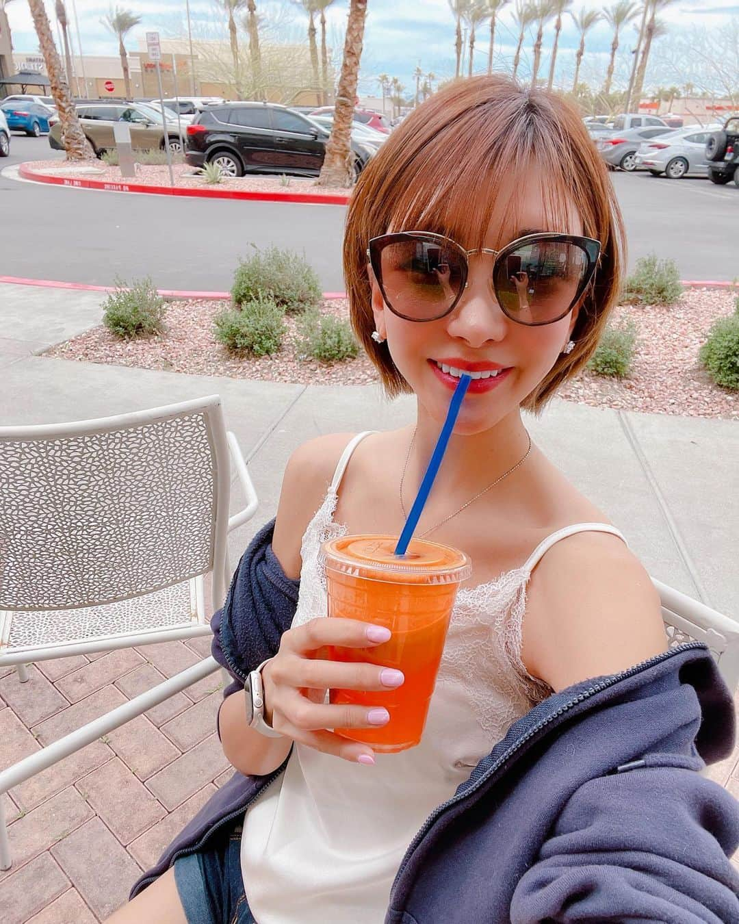 坂井雪乃のインスタグラム：「grabbagreen🥬🥕🍅🥤  フレッシュな野菜をゴールドプレスでいただきます😋✨ くさみもなくて飲みやすいから体に染み渡る〜😇✨✨ 色々なメニューがあるから試してみてね☺︎  #yukino_travels  #yukino_vegas  #lasvegas #ラスベガス  #grabbagreen #コールドプレスジュース」