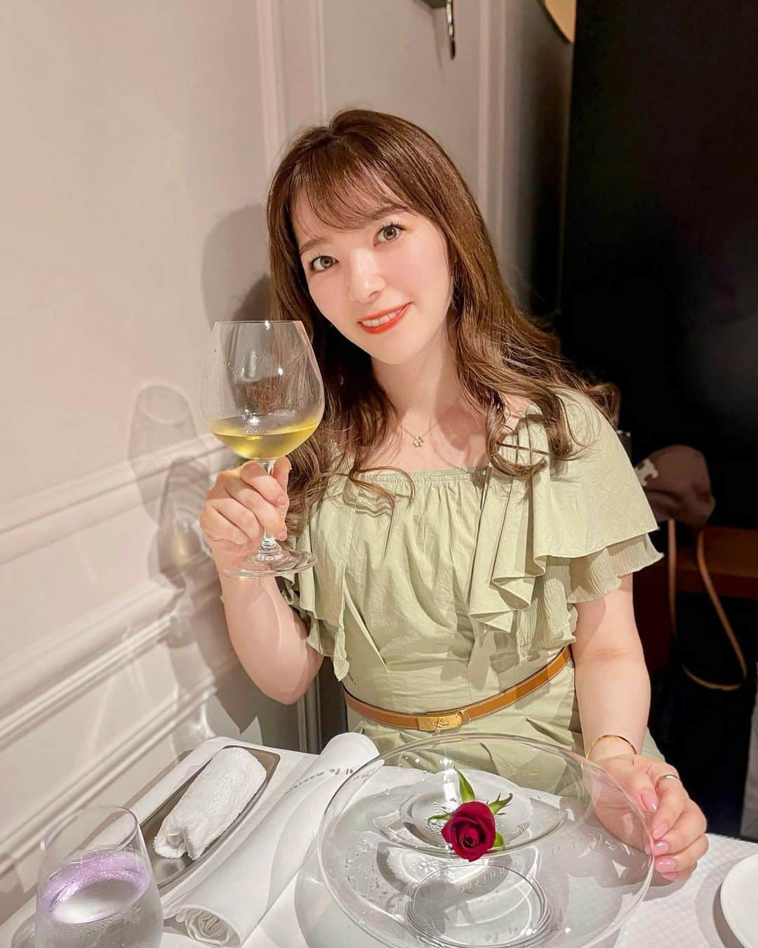 岩根沙恵子?さえみるのインスタグラム：「🌹ℒ𝓊𝓃𝒸𝒽 落ち着きのある上品なお店で ３人で女子会してきました❤︎  白基調の素敵な店内で お昼から白ワイン🍷 幸せなひとときっ  今回は¥8,000くらいのコース。 どれも見た目がおしゃれ。 デザイン性が高い◎ 品数も多めだし嬉しい◎  お店の方は少しユーモアあったけど 親切で過ごしやすかったです♡  記念日にも良さそうです🎀  私的評価は3.4くらいかな？✨  #ラールエラマニエール #ラールエラマティエール #銀座ランチ #ginzalunch #銀座グルメ #高級ランチ #女子会ランチ #飯テロ #管理栄養士 #めしてろ #食べログ百名店 #食べログ3点5以上」