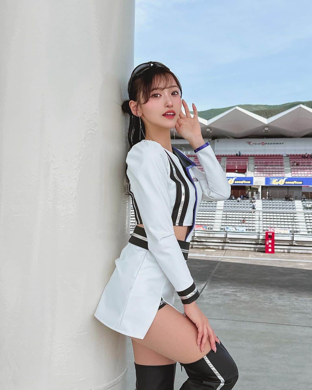 引地裕美のインスタグラム：「SUPERGT 第3戦 鈴鹿🦌🎡  本日予選日ですが、 昨日からの大雨の影響により東海道新幹線が運休し 本日サーキットに行くことが出来なくなってしまいました。  今日中に鈴鹿入りして、 明日必ずサーキットに立ちます！  待っていてくれていたみんなごめんなさい。。。 そして、私の代わりに私の横断幕を連れて行ってくれてありがとう🥲🙏✨  鈴鹿は晴れてるみたいだね☀️ みんなが現地からいろいろな事を教えてくれて嬉しい☺️  本日の予選は 🩶15:38~15:48 SGT ノックアウト予選Q1 500 🩶16:16~16:26 SGT ノックアウト予選Q2 500 です！  現地の皆さん！ 私たちの分もMobil1サポートチームの応援よろしくお願いします☝🏻🖤🖤🖤  #sgt #supergt #モータースポーツ #motorsports #mobil1 #mobil1レーシングサポーターズ  #UMine #japanese #japanesegirl #일본 #costume #レースクイーン #rq」