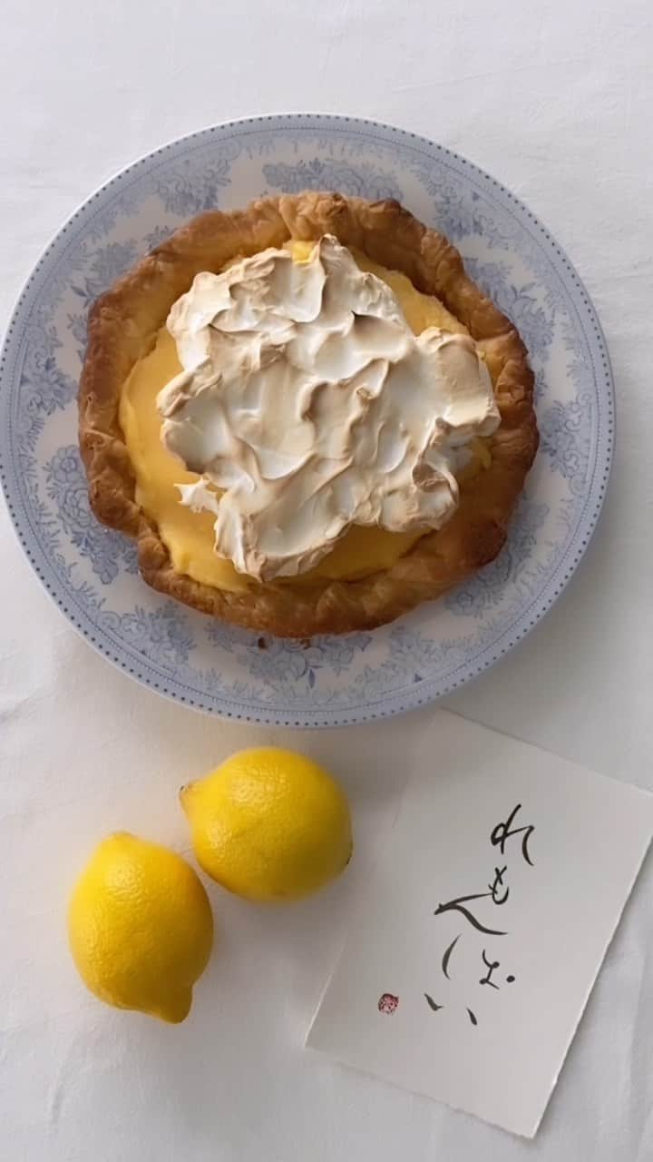 福田淳子のインスタグラム：「It’s a beautiful time of the year with fresh green and blue sky. Beautiful matches with fresh yellow and fresh yellow lemon pies🍋  見ているだけで幸せになるレモンパイ🍋  Styling & Food @junjunfukuda  Styling & Calligraphy @toufuhayama   #calligraphyart #japanesecalligraphy#calligraphystyling#calligraphycordinate #junkofukuda #greenday  #nationalholiday #sweetsforspring #抹茶スイーツ #抹茶のおやつ100 #レモンパイ #lemonpie」