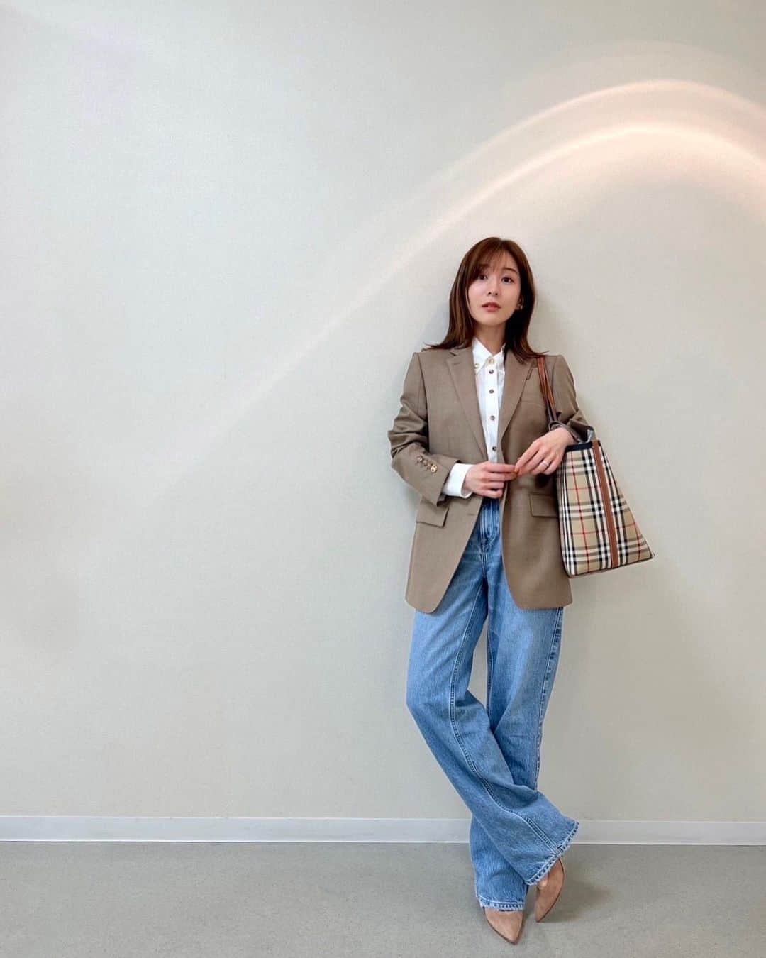 あなたがしてくれなくてものインスタグラム：「． GINGER 副編集長 新名楓の 「KAEDE’s STYLE」✨  ８話で着用しているのはコチラ 詳しくはタグをチェック！  #あなたがしてくれなくても #田中みな実   📣 ８話の #TVer 見逃し無料配信は 　　次回放送の6/8（木）まで！ 　　まだの方ももう一度見たい方も 　　お見逃しなく👀✨ 📺１〜３話も変わらず無料配信中 　　プロフィール欄のリンクからチェック！ ________________________  ●1,2p  pants : @upperhights shoes : @gianvitorossi jewelry : @tuwakrim / @gagan.jewelry   ●3,4p  jacket : @anayi_official tops : @prankproject_official pants : @lecielblue_offcial shoes : @gianvitorossi bag : @miumiu jewelry : @tuwakrim / @joaquinberaojp_official」