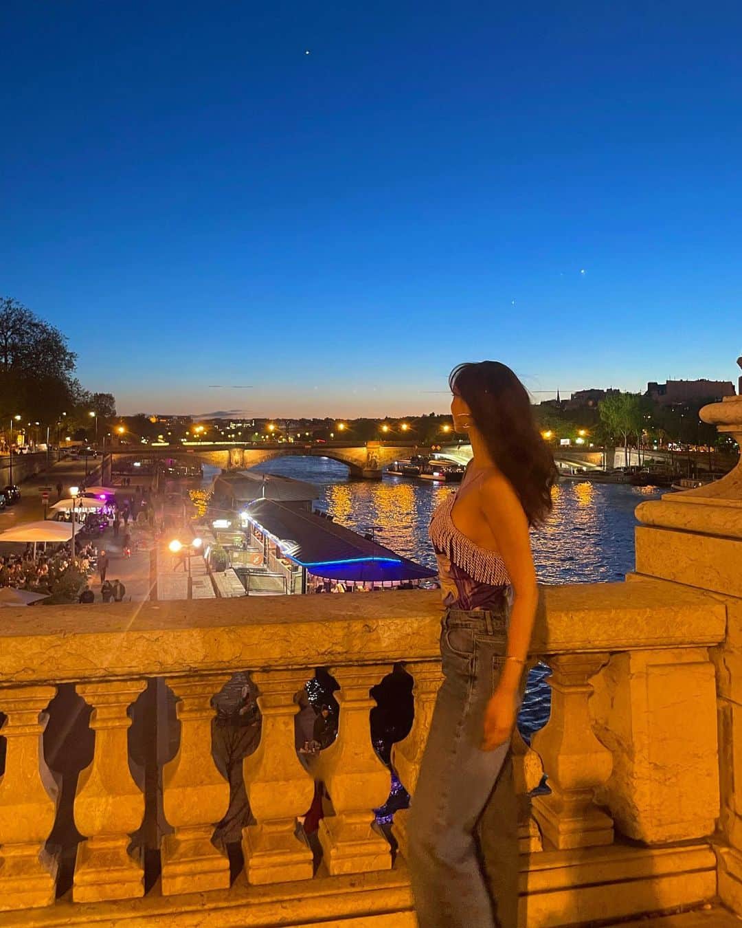 森友里恵さんのインスタグラム写真 - (森友里恵Instagram)「The  Starry Night🌙in Paris💙  #pontalexandreiii  #pontneuf  #thestarrynight  #seine#paris#france#vincentvangogh  #solumparis#solum#parisiennes #frenchgirl」6月3日 4時40分 - yucrebie