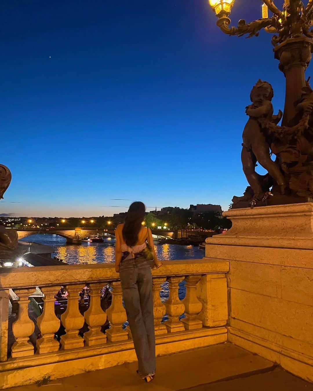森友里恵さんのインスタグラム写真 - (森友里恵Instagram)「The  Starry Night🌙in Paris💙  #pontalexandreiii  #pontneuf  #thestarrynight  #seine#paris#france#vincentvangogh  #solumparis#solum#parisiennes #frenchgirl」6月3日 4時40分 - yucrebie