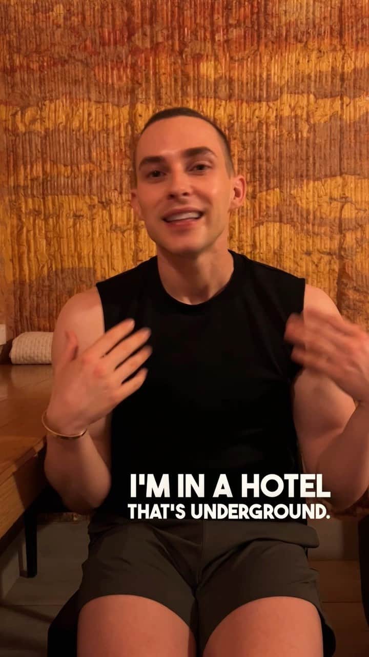 アダム・リッポンのインスタグラム：「To film Stars On Mars we had to fly out to Coober Pedy, Australia. Before our whole Mars ⭐️journey⭐️ began, I stayed in a cave hotel. This video is my official statement telling you to WATCH STARS ON MARS JUNE 5 ON FOX!!!!! 🚀 SEE YOU ON MARS.」