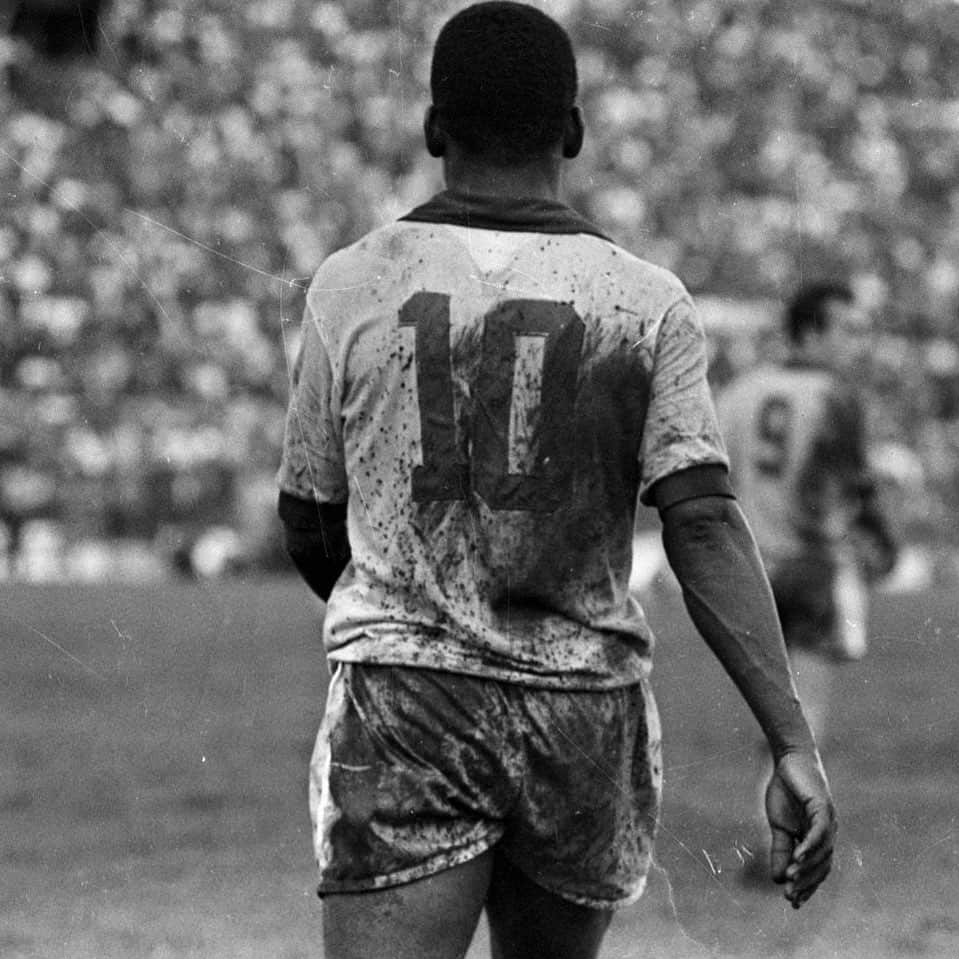 ペレのインスタグラム：「Pelé nos ensinou que não há genialidade que sobreviva a falta de dedicação. O sucesso é a mistura do suor com o talento.  É vestir a camisa 10, sem medo de sujar o uniforme inteiro em busca do resultado. . Pelé taught us that there is no genius that survives the lack of dedication. Success is a mixture of sweat and talent. Success is wearing the number 10 shirt, without fear of getting the entire uniform dirty in search of the result.」