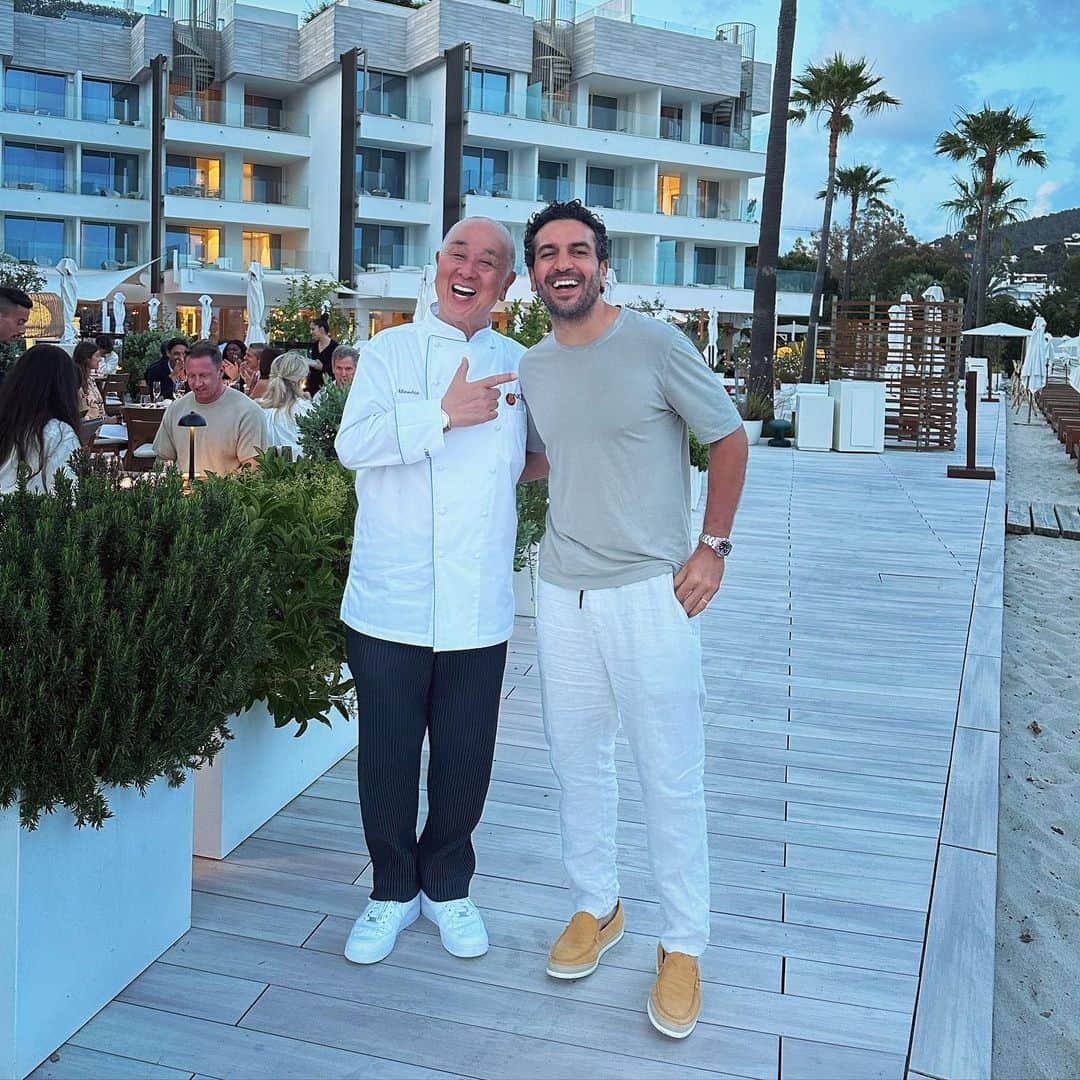 エリヤス・エンバレクのインスタグラム：「Always great to see you Nobu San! Thank you for your amazing hospitality🍣🤤😍 @therealnobu」