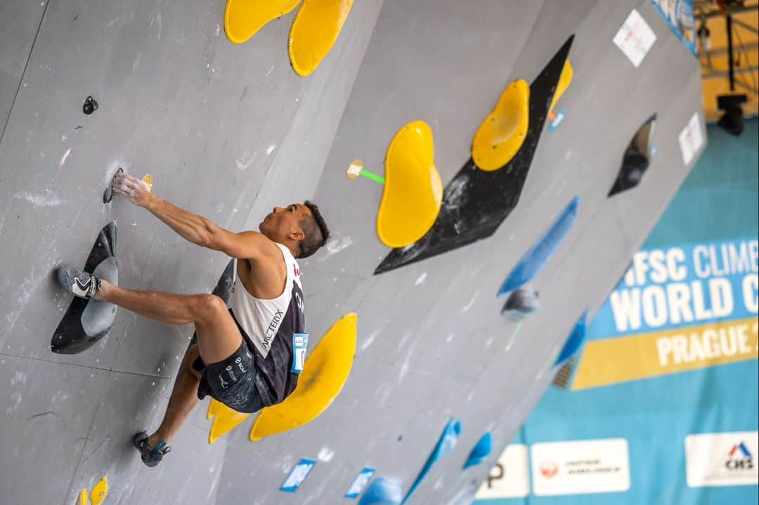 シーン・マコールのインスタグラム：「First time visiting the Czech Republic! Prague to be exact 🇨🇿 ⠀⠀⠀⠀⠀⠀⠀⠀⠀ After some nerve pain, it was great to go through a round with no pain. I'm slowly inching my way back, but modern bouldering is so physical and hard that I'm still getting my way back. Had a fun round and heartbreaking top on boulder 1 a second or two after the buzzer 😤 ⠀⠀⠀⠀⠀⠀⠀⠀⠀ Also to note that I flew in yesterday from Vancouver to witness history in the making at home and was debating on whether to skip this world cup entirely. Happy to be making good steps in the right direction. ☺️ ⠀⠀⠀⠀⠀⠀⠀⠀⠀ 📸 by @janvirtphotography / @ifsclimbing  ⠀⠀⠀⠀⠀⠀⠀⠀⠀ ⠀⠀⠀⠀⠀⠀⠀⠀⠀ ⠀⠀⠀⠀⠀⠀⠀⠀⠀ ⠀⠀⠀⠀⠀⠀⠀⠀⠀ ⠀⠀⠀⠀⠀⠀⠀⠀⠀ ⠀⠀⠀⠀⠀⠀⠀⠀⠀ ⠀⠀⠀⠀⠀⠀⠀⠀⠀ @scarpana | @boilerroomclimbing | @mec | @flashedclimbing | @team_edelrid  #climbing #train #canada #athlete #sports #power #fitness #work #workhard #workout #strength #ninja #gym #fun #climbing_photos_of_instagram #business #challenge」