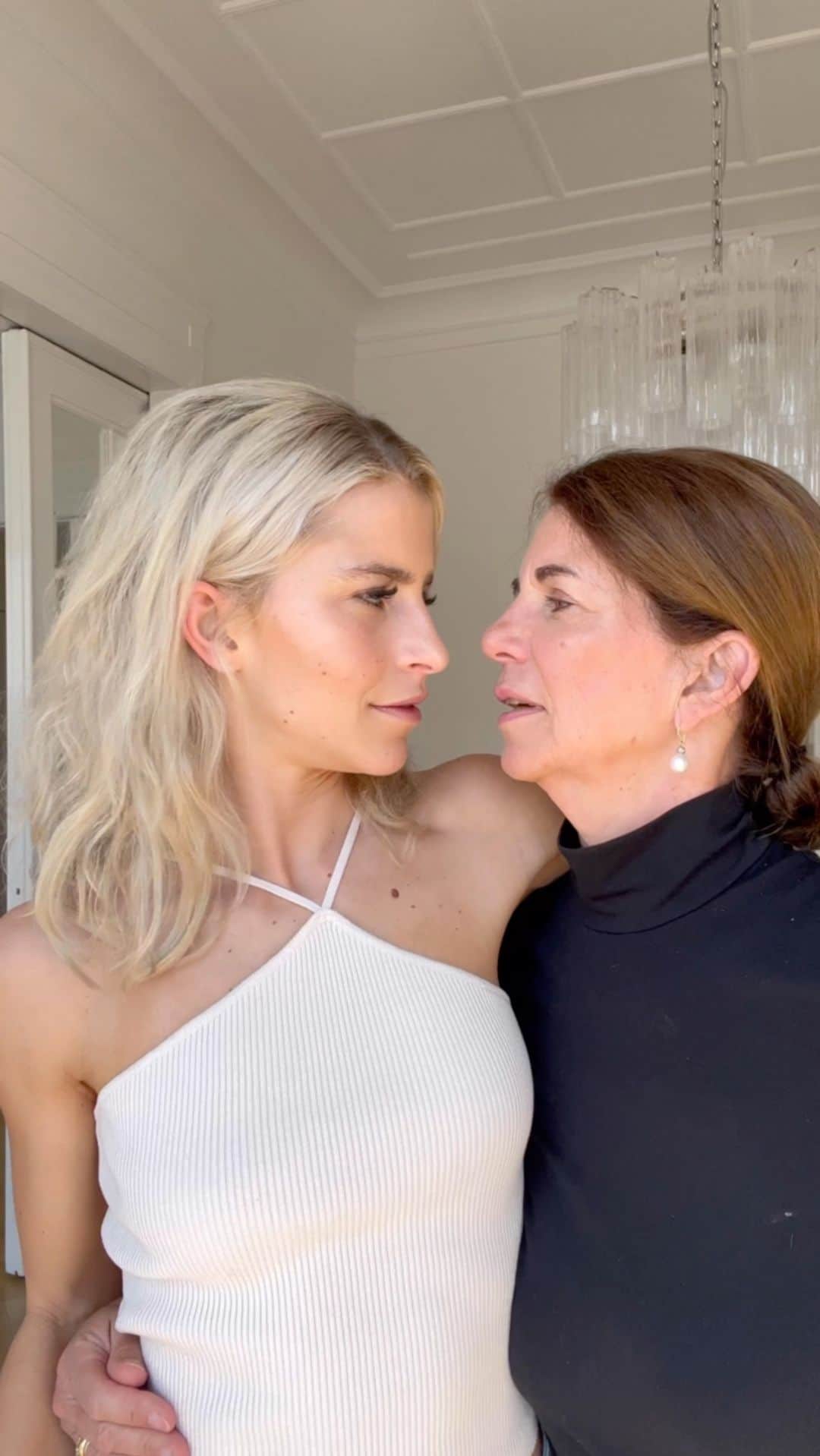 キャロライン・ダウルのインスタグラム：「Anzeige // coolness clearly skipped a generation🙃 grwm feat. my mom and @carolinaherrera #herrerabeauty」