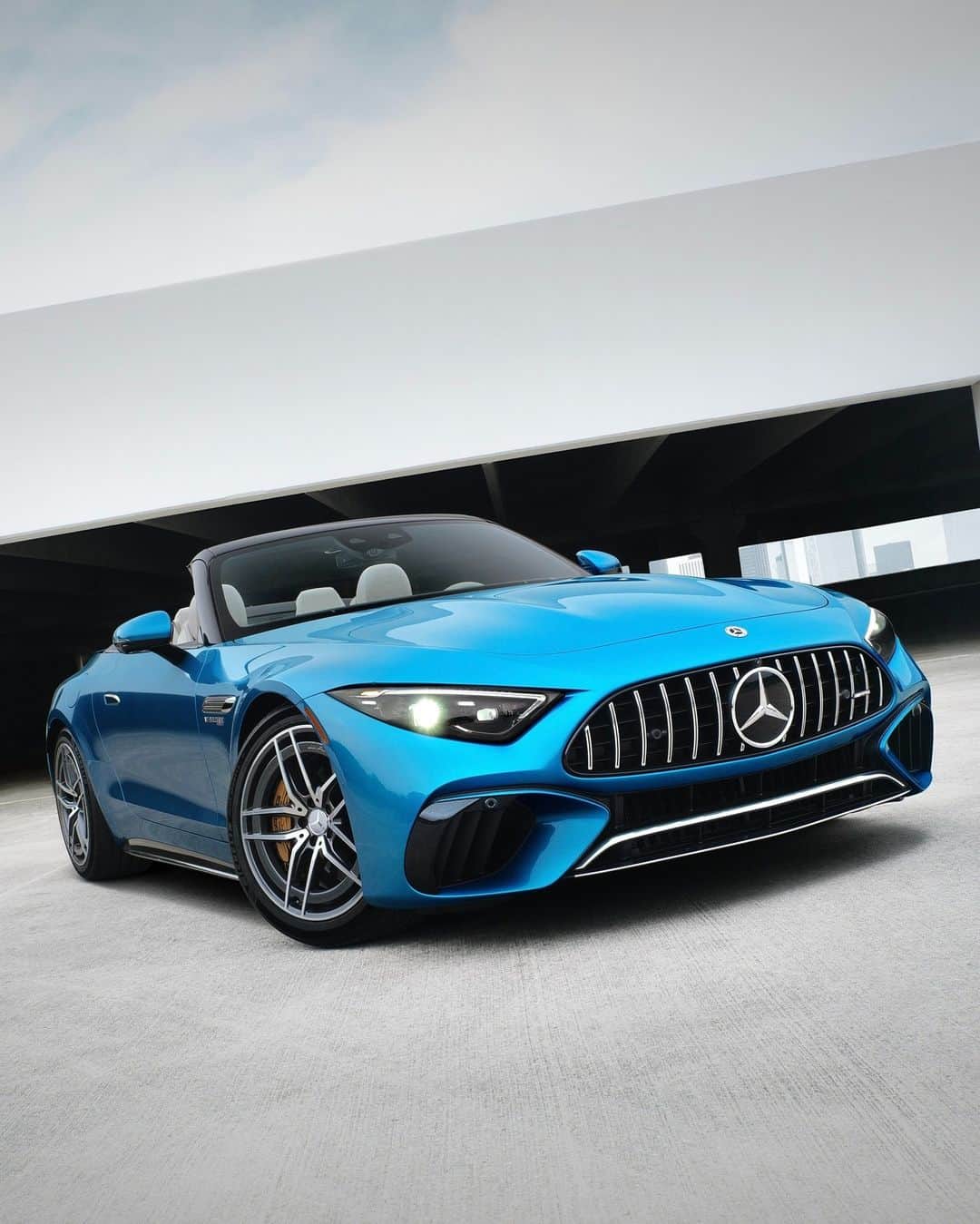 メルセデス・ベンツさんのインスタグラム写真 - (メルセデス・ベンツInstagram)「The best of both worlds – design and performance in one.   📷 @theautofocus for #MBphotopass via @mercedesbenzusa  #MercedesBenz #MercedesAMG #AMG #SL  [Mercedes-AMG SL 55 4MATIC+ | WLTP: Kraftstoffverbrauch kombiniert: 13,2‒12,6 l/100 km | CO₂-Emissionen kombiniert: 299‒286 g/km | mb4.me/DAT-Leitfaden]​」6月3日 5時00分 - mercedesbenz