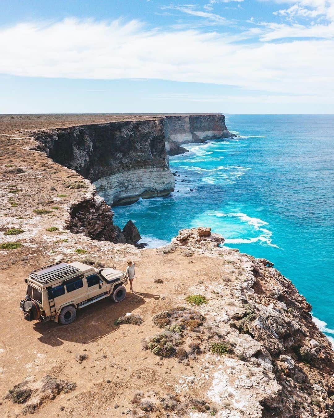 Australiaさんのインスタグラム写真 - (AustraliaInstagram)「⚠️ Alert the group chat - we've got another slice of heaven to share. Hi, @eyrepeninsula 👋 Captured here perfectly by @maceymalone1, welcome to the magnificent #BundaCliffs in @southaustralia. Home to the Mirning/Ngandatha peoples, this dramatic coastline is known as the #GreatAustralianBight and is the longest line of sea cliffs in the world 🤯 Planning a #roadtrip through this stunning region? Make sure to give yourself at least four days to drive this scenic section of the #EyreHighway! #seeaustralia #comeandsaygday #seesouthaustralia #eyrepeninsula」6月3日 5時00分 - australia