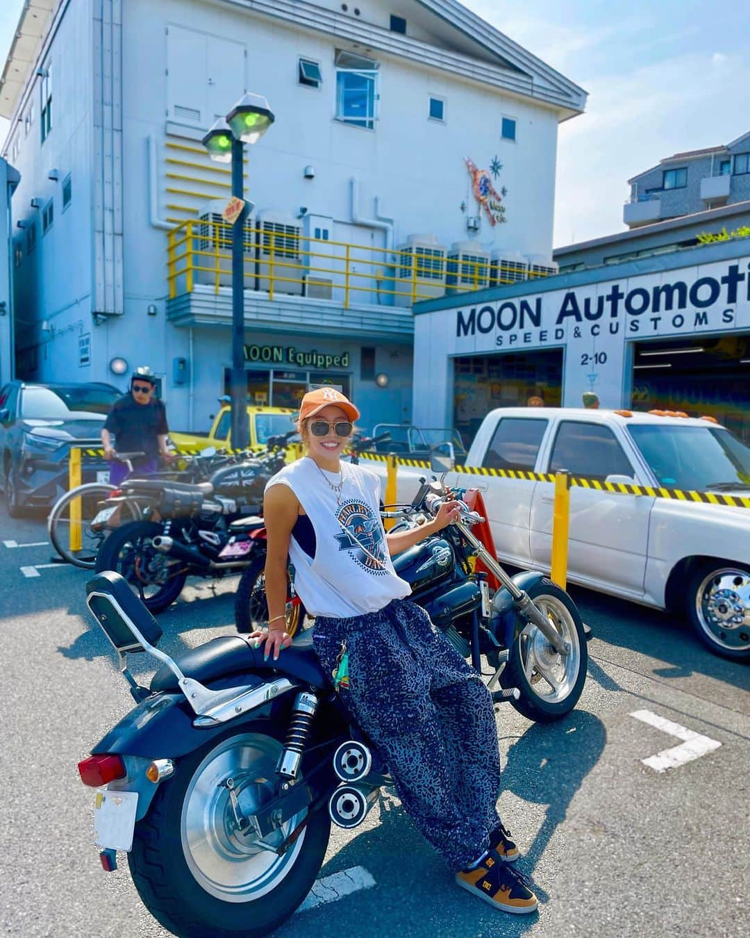 つっきさんのインスタグラム写真 - (つっきInstagram)「☀️🌈🏍³₃💕 ． 実はつっきバイクも乗るんだよ😎✌️ こないだ横浜ツーリングしてきた🏍☀️ 天気良いいし暑いし最高だった🌈❤️‍🔥 半年ぶりのバイクはちゃんと運転出来るか 不安だったけど普通に余裕だった🙆‍♀️❤️ 高速も無事に乗れたし😁👏🧡 ただ右曲がりがほんとに苦手😂爆笑 バイクあるあるだよね？🤣 ． 📍  @mooneyes_area_1 ⭐️ 写真の場所は前から気になってた ムーンアイズカフェとショップ😘🩷 かわちすぎてテンション上がったなー🥰🌈 店内の写真やご飯はまた今度upするね🤭💕 ． ．  #bike #americanbike  #magna250 #magna #bikegirl #bikegirlsofinstagram #hurleydavidson #dc #ny #mooneyes #mooneyesjapan #bikelife #touring #yokohama #goodvibes #バイク女子 #バイク #マグナ #マグナ250 #アメリカン #アメリカンバイク #ムーンアイズ #ムーンアイズカフェ #横浜 #バイジョ #ハーレーダビッドソン #ツーリング #ツーリングスポット #イケイケのイケ #すきすきのすき❤️」6月3日 12時30分 - tukki007