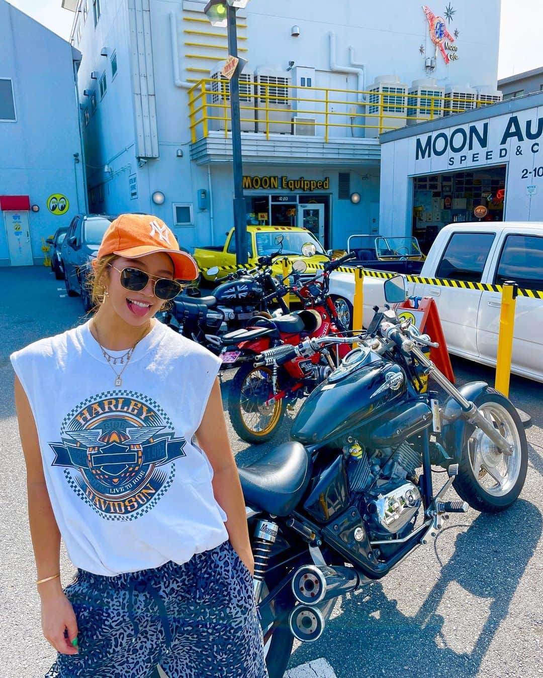 つっきさんのインスタグラム写真 - (つっきInstagram)「☀️🌈🏍³₃💕 ． 実はつっきバイクも乗るんだよ😎✌️ こないだ横浜ツーリングしてきた🏍☀️ 天気良いいし暑いし最高だった🌈❤️‍🔥 半年ぶりのバイクはちゃんと運転出来るか 不安だったけど普通に余裕だった🙆‍♀️❤️ 高速も無事に乗れたし😁👏🧡 ただ右曲がりがほんとに苦手😂爆笑 バイクあるあるだよね？🤣 ． 📍  @mooneyes_area_1 ⭐️ 写真の場所は前から気になってた ムーンアイズカフェとショップ😘🩷 かわちすぎてテンション上がったなー🥰🌈 店内の写真やご飯はまた今度upするね🤭💕 ． ．  #bike #americanbike  #magna250 #magna #bikegirl #bikegirlsofinstagram #hurleydavidson #dc #ny #mooneyes #mooneyesjapan #bikelife #touring #yokohama #goodvibes #バイク女子 #バイク #マグナ #マグナ250 #アメリカン #アメリカンバイク #ムーンアイズ #ムーンアイズカフェ #横浜 #バイジョ #ハーレーダビッドソン #ツーリング #ツーリングスポット #イケイケのイケ #すきすきのすき❤️」6月3日 12時30分 - tukki007