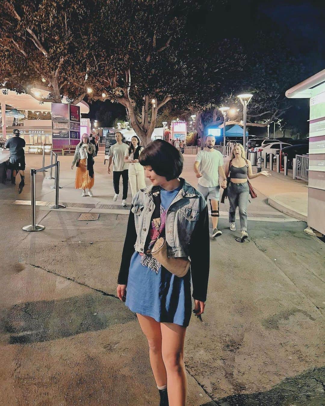 辻井美香のインスタグラム：「Phish night😘  フィッシュのコンサートへ🎵 アディダスの90年代vintage T-shirts可愛いでしょ？🥰　ハリウッドは私の中ではストリート系ファッションだからアディダス着てみた♡あとは、ピッピーっぽいヒラヒラついたJean jacket!  📍 Hollywood Bowl  〠2301 N Highland Ave, Los Angeles, CA 90068」