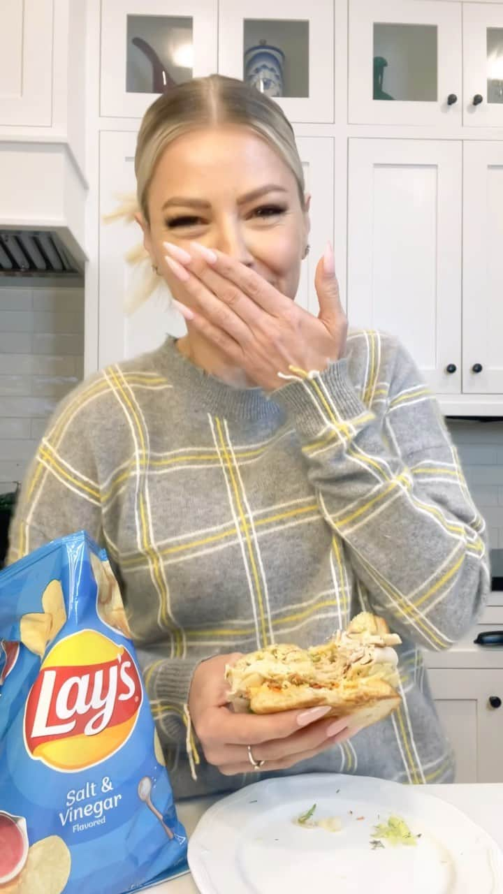 アリアナ・マディックスのインスタグラム：「#ad for me, there’s just Something About… chips in my sandwich. but now @lays and I are restarting this spicy debate. do you keep your @lays #ChipIN or #ChipOUT of your sandwich? #StayGolden ✨」