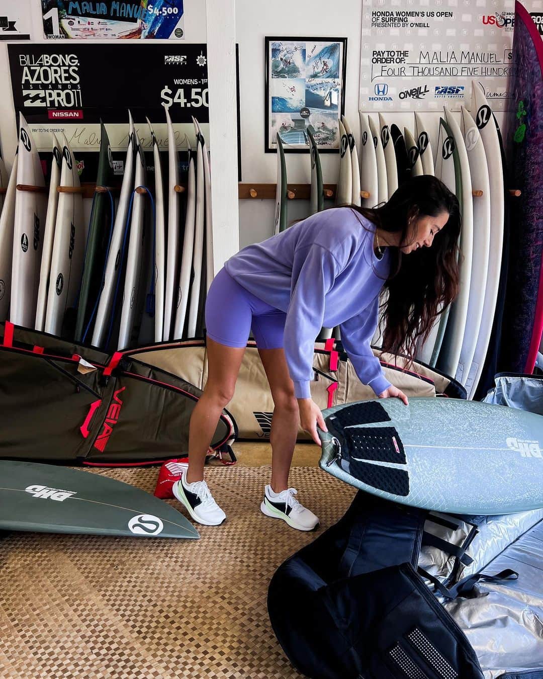 マリア・マニュエルのインスタグラム：「After six productive months at  H🤎ME, it’s time for another surf trip! Mahalo @veiasupplies for the incredible board bags and product! V impressed 🙌🏼」