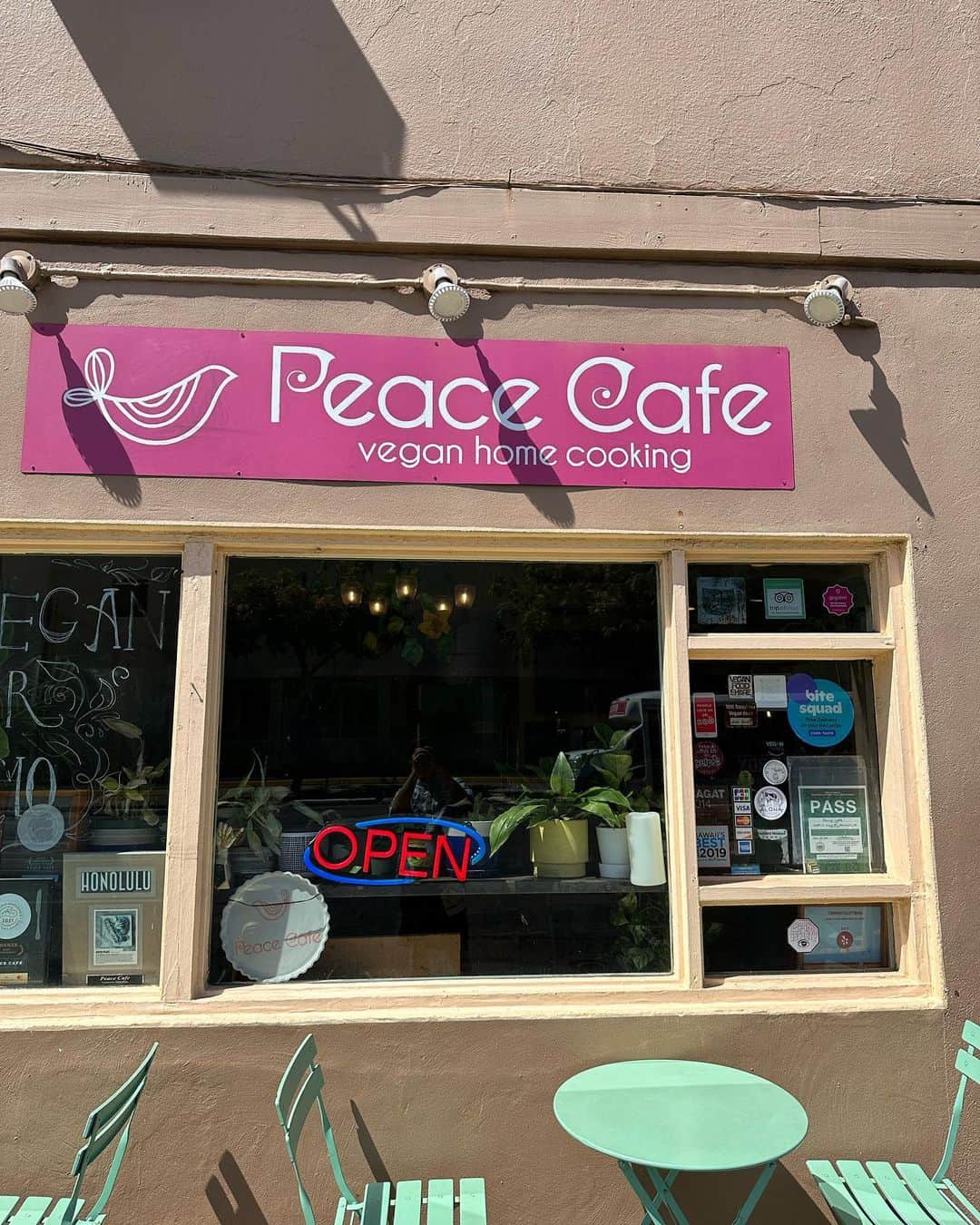 Peace Cafeさんのインスタグラム写真 - (Peace CafeInstagram)「Aloha Friday🤙🤙  We are open today from 10:00-20:00  There is a special menu today, check out the instagram! Mahalo 🤙」6月3日 5時11分 - peacecafehawaii