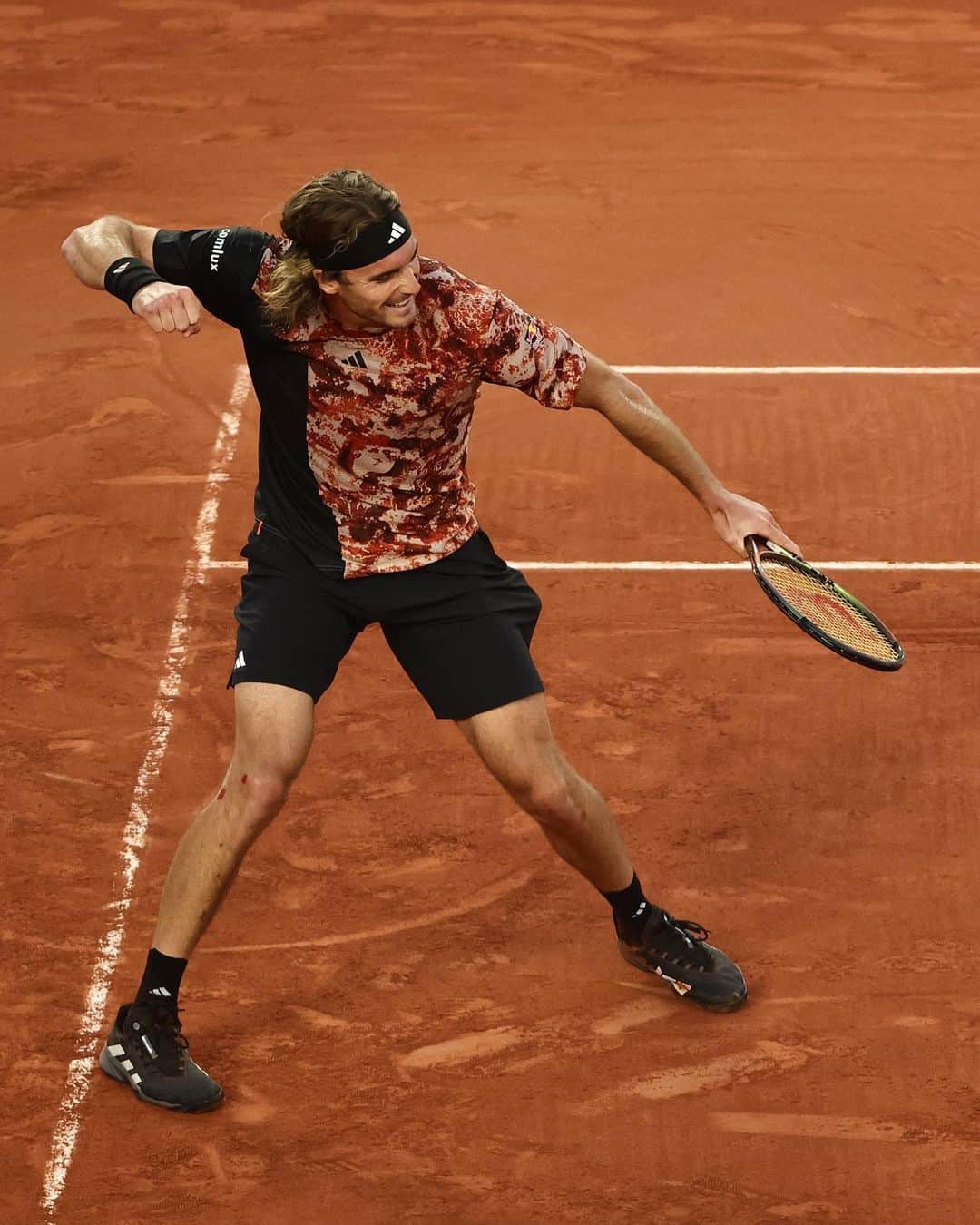 ステファノス・シチパスのインスタグラム：「Determined for more. 💪🇬🇷  #RolandGarros #Paris #Tsitsipas   📸 @loicwacziak @nicogouhier22/@fftennis」