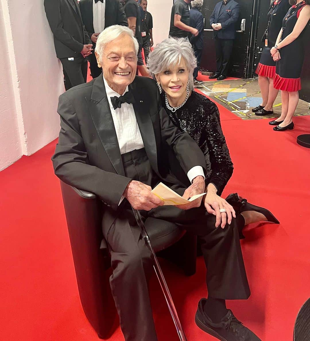 ジェーン・フォンダのインスタグラム：「I just discovered this photo of me at the final awards ceremony of the Cannes Film Festival with Roger Corman. He played an important role in my brother’s career with “Wild Angels” and “The Trip” and had a big impact on American cinema in the ‘60s. He’s 97years old and still so handsome.  #cannes2023 #rogercorman @rogercorman」