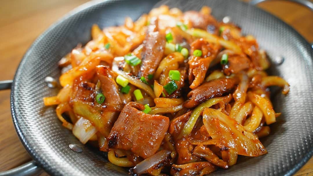 馬場裕之のインスタグラム：「焼きうどん🔥 お手頃な金額で作れますので暑くなってきたこれからの季節の「スタミナ飯」としてぜひお試しください😁  【材料（１人前）】 　▷冷凍うどん：1袋 　▷味付けホルモン（市販）：140g 　▷タマネギ：1/2個 　▷小ネギ：1本 　▷酒：大さじ1 　▷焼肉のタレ：大さじ2 　▷一味唐辛子：少々 　▷サラダ油：小さじ1  #馬場ごはん #料理 #うどん #焼きうどん #udon  #ホルモン #ロバート馬場　　 #おうちごはん #ロバート」