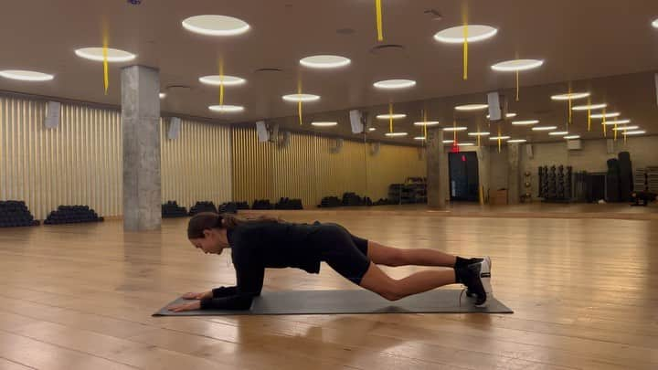 Kirsty Godsoのインスタグラム：「Friday 🔥  Kickstart your weekend with this combo. Can be used as a pre workout or run activation, finisher to your workout or quick core sizzle amongst your day ❤️‍🔥 1. Forearm plank knee taps - 10 reps (L+R =1) 2. Single arm forearm plank hold - 10 reps (each arm press counts, hold for 4 seconds) 3. Modified side plank hip dip - 10 reps each side 4. Thread the needle with leg lift - 5 reps each side 5. Head lifted leg circles - 5 circles in each direction then change leg 6. Single leg glute bridge with dynamic arms - 10 reps (L+R =1) Hit this 2x for activation, 3x for a finisher or sizzle only workout ❤️‍🔥 #pyro」