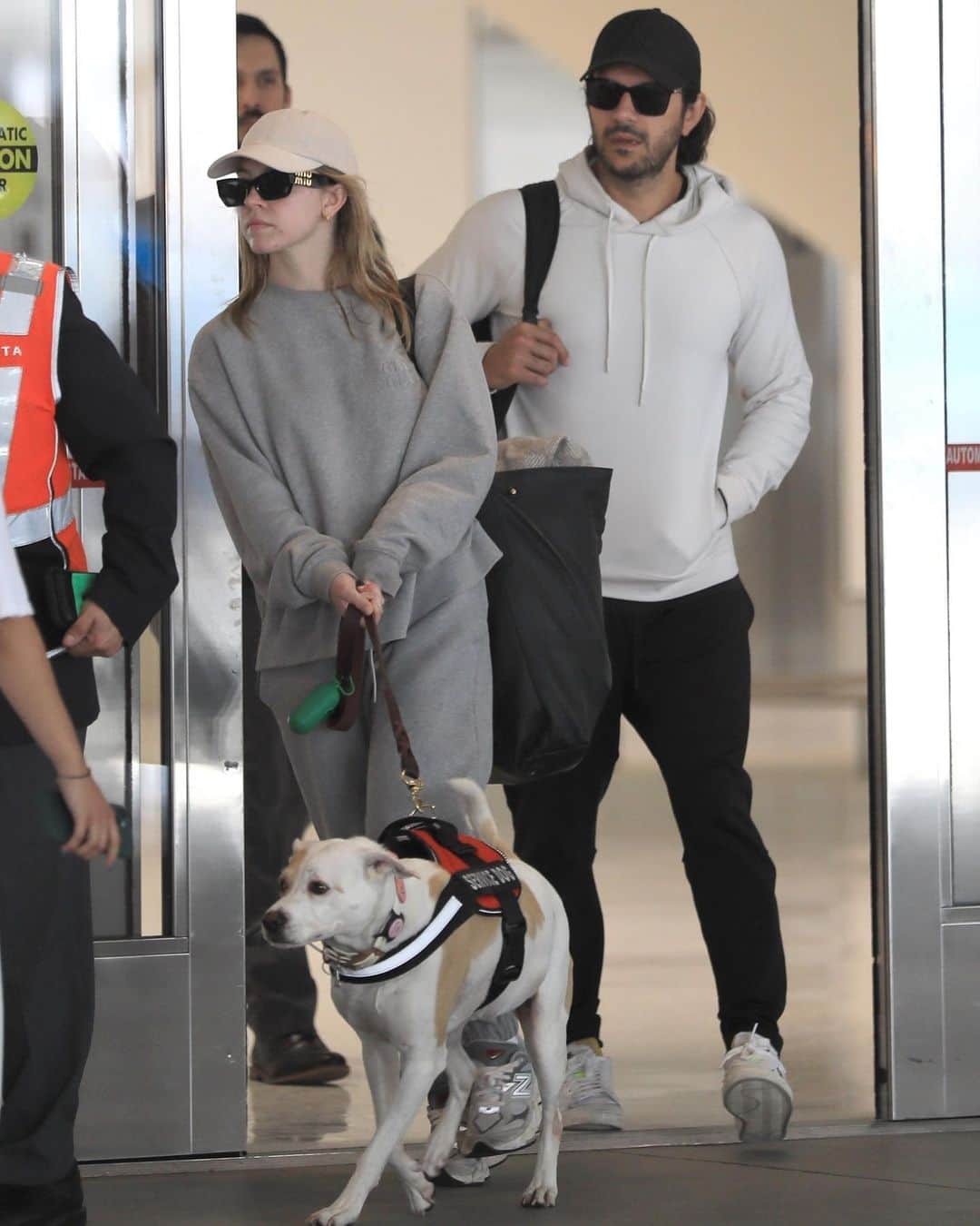 Just Jaredさんのインスタグラム写真 - (Just JaredInstagram)「Sydney Sweeney & fiancé Jonathan Davino arrive back home in L.A. with her beloved dog Tank after a busy few weeks. #SydneySweeney #JonathanDavino Photos: Backgrid」6月3日 5時57分 - justjared