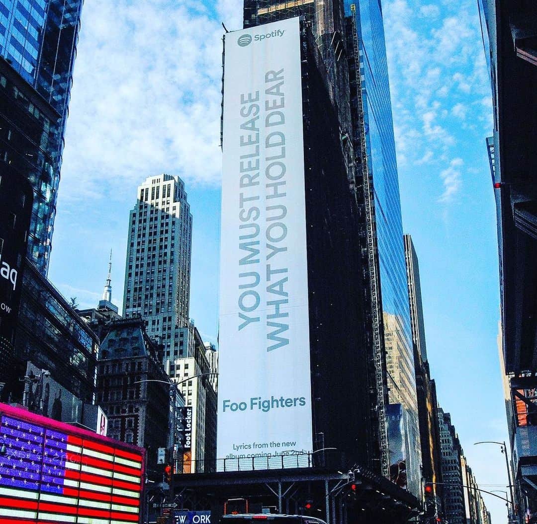 テイラー・モンセンのインスタグラム：「#NYC representing the fantastic new @foofighters record #ButWeAreHere OUT NOW go check it out and listen front to back…🤘🤘🤘」
