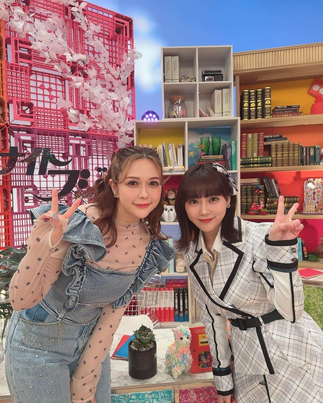 田中美久さんのインスタグラム写真 - (田中美久Instagram)「#オールナイトフジコ　  ディレクターさんがファンみたいでゲストで来ちゃいました〜笑  深夜の生放送楽しかった！ フジテレビ大好きよ〜🩵  売れっ子大先輩のしげさんと、メロンジュース歌えて幸せでした🍈いつまでもお姉ちゃんで頼り甲斐があって、でもとっても面白くて大好き。また共演できますように！みぃちゃんも久しぶりに会えて嬉しかった🥰会ったら、やっぱ意外とちっちゃいねって言われちゃいました。。  ゲスト席が、中川晃教さんと朝夏まなとさんと3人の席でずっとお話ししてました。  楽屋挨拶から緊張してたのですがお二人とも優しくてずっと話してました☺️  そして、週プレの編集長も来てて先月表紙撮影したばかりだったので、今回の企画の号の表紙だったから見てて面白かったです。  あーーたのしかった。 帰ってゆっくり寝まーす💤  #フジテレビ　#生放送 #中川晃教　さん　#朝夏まなと さん #カラオケ企画 #ここだけの話 一青窈さんのもらい泣きをリハーサルで歌ったら1番最高得点でした。」6月3日 5時57分 - mikumonmon_48