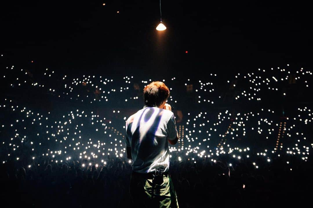 ルイ・トムリンソンさんのインスタグラム写真 - (ルイ・トムリンソンInstagram)「What a special start to tour! Can’t wait for tonight!  @joshuahalling - 📷」6月3日 5時58分 - louist91