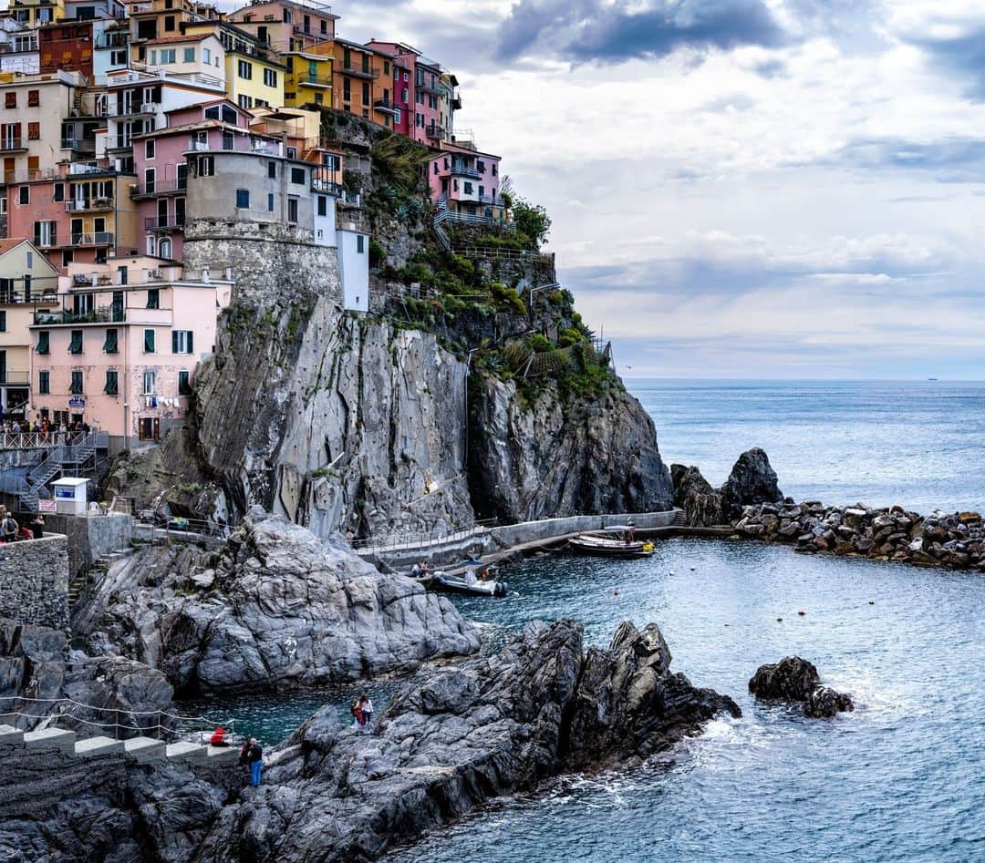 National Geographic Travelさんのインスタグラム写真 - (National Geographic TravelInstagram)「Photo by @stephenwilkes | I love visiting Italy's Cinque Terre area. Stunning Manarola is Cinque Terre’s most iconic view. I was amazed by how the colorful houses contoured the cliffs they were built upon. Throughout the day, the light and color would change by the minute. To see more from my travels near and far follow me @stephenwilkes.」6月3日 6時01分 - natgeotravel