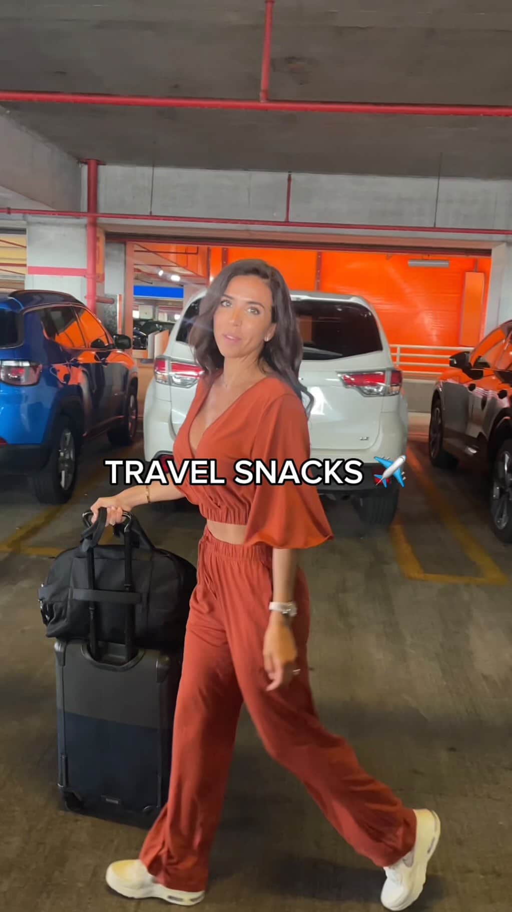 のインスタグラム：「MY GO-TO TRAVEL SNACKS ✈️ . ✅ Waterrrr - not a snack but ya know - HYDRATE. Try bringing your own empty bottle and fill it up after you go through security . ✅ Jerky - High Protein & delicious . ✅ Nuts - great to snack on and the high fat content will keep you satiated . ✅ Starbucks - I’m not much of a coffee drinker anymore so I got a matcha latte with just one scoop of matcha instead of 3 and then 1/2 pump of vanilla and almond milk to ease up on the dairy and sugar . ✅ Sweet treats - the level one bars are the besttt and the choc pretzel flavor reminds me of a snickers. The 321glo brownies are also a great sweet craving option that’s high in protein and lower in sugar! . #travelsnacks #healthylifestyle #iam1stphorm」
