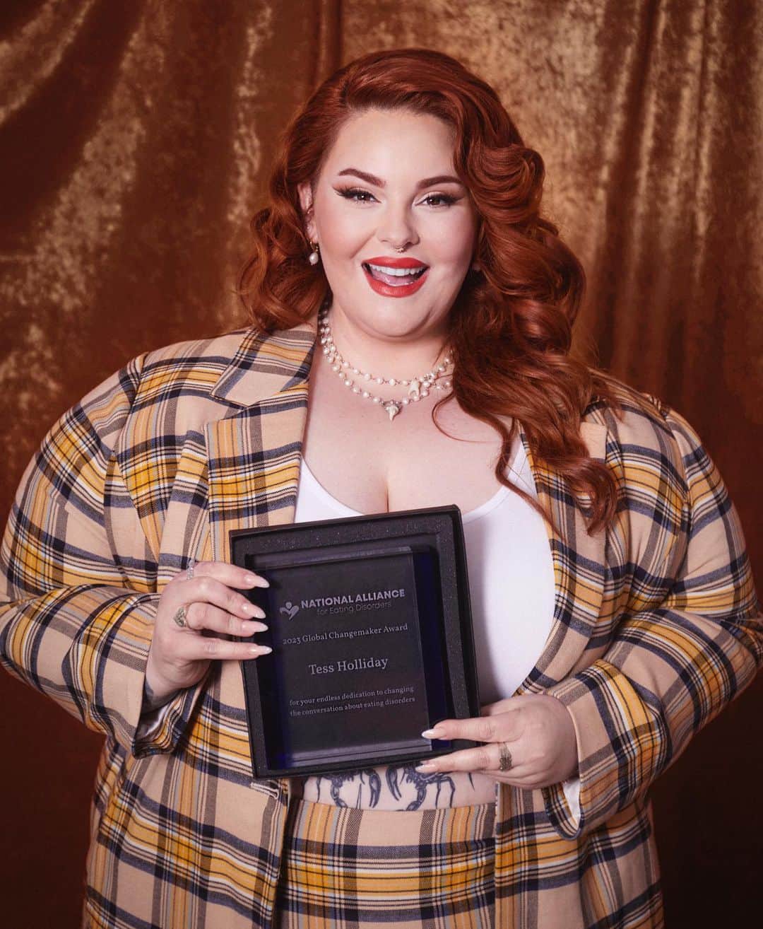 テス・ホリデーのインスタグラム：「Today I’m speaking at the @unitednations for the first ever World Eating Disorders Action Day  @alliancefored. For over a decade, my body has been dissected by the world - judged, mocked, & treated like an entire separate entity. I am not my body - I am not my eating disorder - I am not my weight or perceived health - I am not my trauma. I’m so honored to accept the @alliancefored Global Changemaker Award.  Thank you to The Alliance for this honor. May we continue to smash the stigma together, so that not one more life is lost to this insidious disease. #effyourbeautystandards #notonemore   Photos @alexevansphotography  HMU @rainbowchatman」