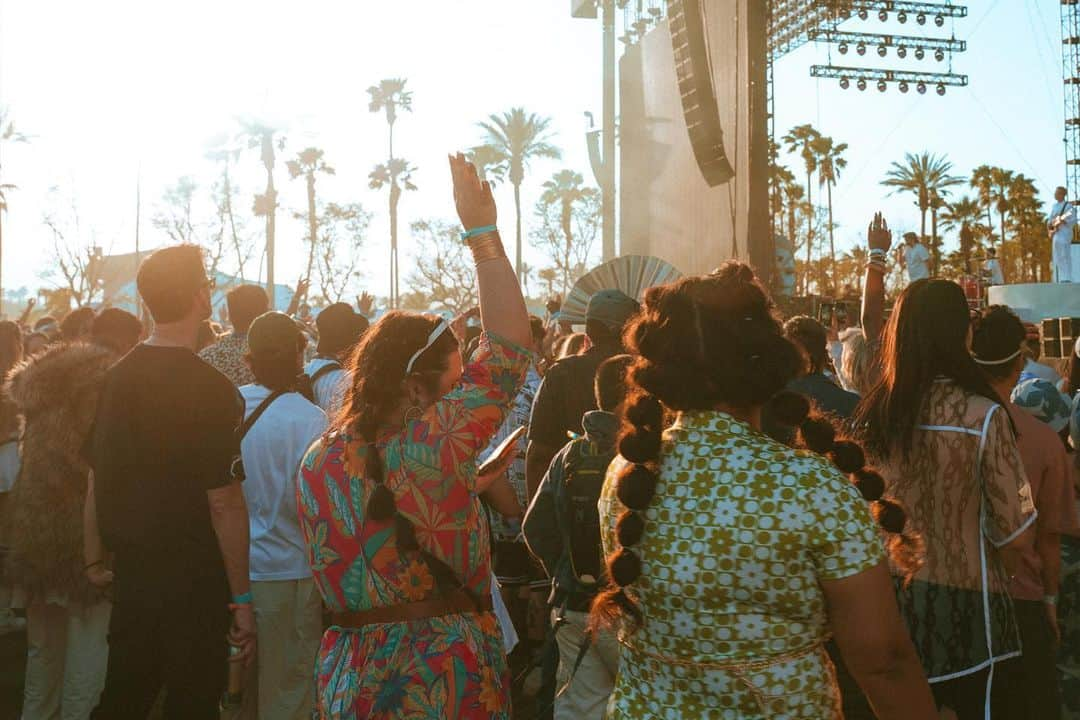 コーチェラのインスタグラム：「Love in the great Outdoor  📸: @jackieleeyoung, @gettiny, @ginajoyphoto, @blairbbrown」