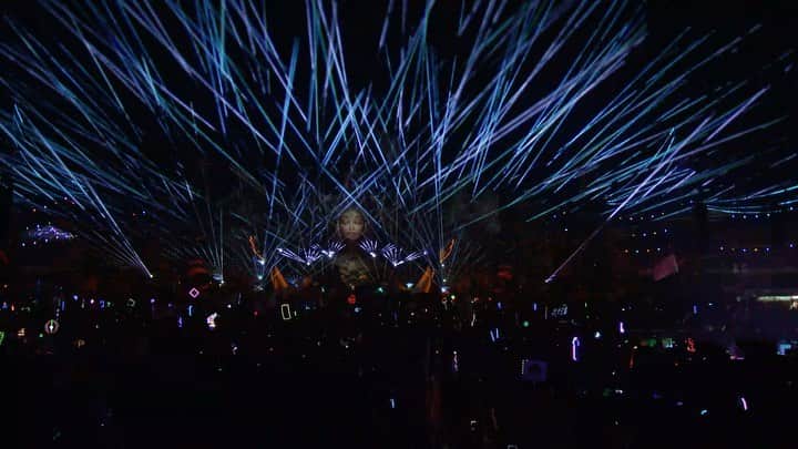 アリソン・ワンダーランドのインスタグラム：「As promised my ENTIRE @edc_lasvegas 2023 set is now up on my YouTube. Link in bio. Comment which video is your fav under this post. I’m in bed bored reading comments .  1. U don’t know @quixofficial flip 2. Push up (AW x @subtronics remix) 3. ID with @memba.music (hmmm maybe we release this soon)also im obsessed w the dancing tree 4. Thirst @hexcougarmusic remix」