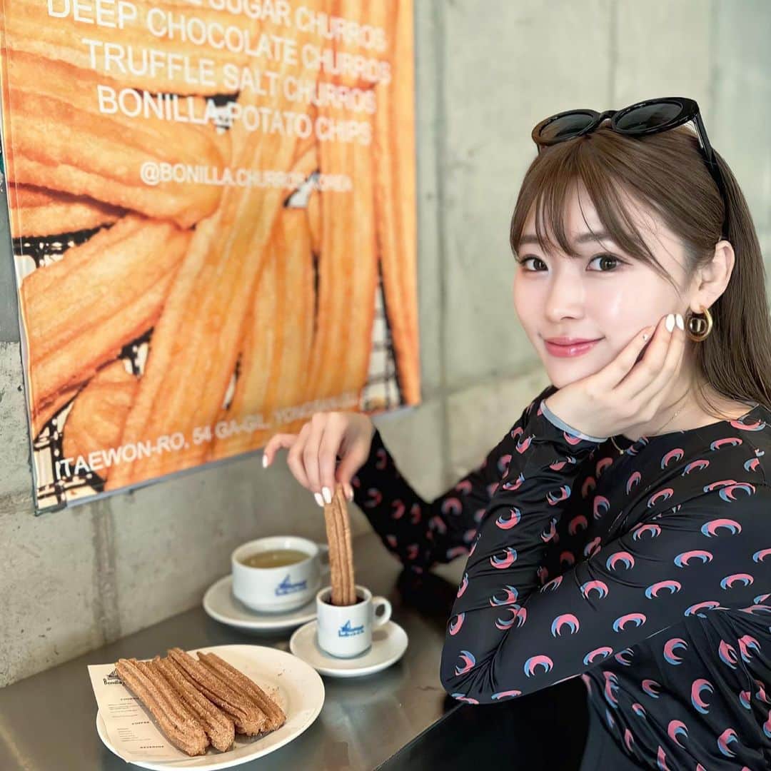 藤川沙弥のインスタグラム：「🥮🤤💛  ３週ペースでマツエクお直しで メイクも楽チン⤴︎🤍 最近は上まつ毛のみで下は自睫毛メイク♥︎ @teenkarbel ✨ まつ毛の状態に合わせて付けてくれて安心‼︎ 担当 赤穂さん♥︎ 最近美容液サボってたので また気をつけて塗るようにしないと🫣」