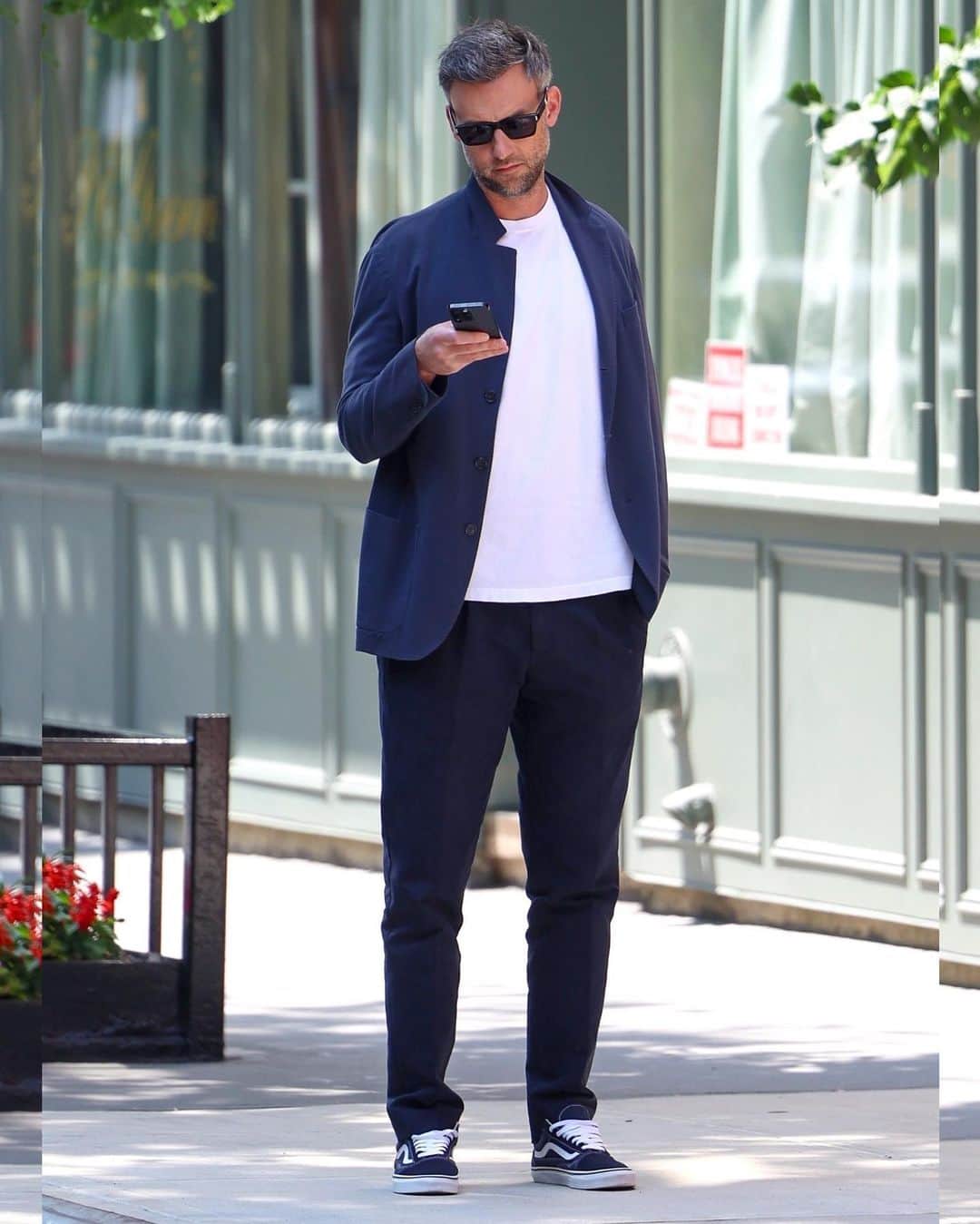Just Jaredさんのインスタグラム写真 - (Just JaredInstagram)「Jennifer Lawrence was looking very sporty in an all-black outfit while on her way to the gym today in NYC. Her husband Cooke Maroney was also spotted in the city on the same day. We've got so many more pics on JustJared.com! #JenniferLawrence #CookeMarony Photos: Backgrid」6月3日 7時08分 - justjared