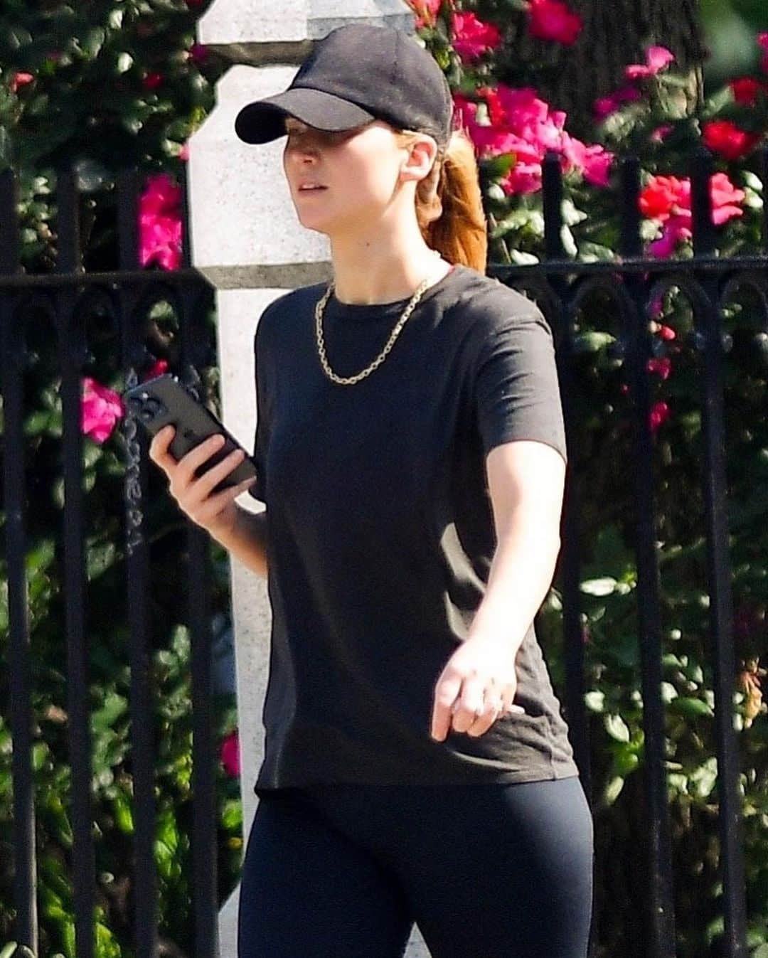 Just Jaredさんのインスタグラム写真 - (Just JaredInstagram)「Jennifer Lawrence was looking very sporty in an all-black outfit while on her way to the gym today in NYC. Her husband Cooke Maroney was also spotted in the city on the same day. We've got so many more pics on JustJared.com! #JenniferLawrence #CookeMarony Photos: Backgrid」6月3日 7時08分 - justjared