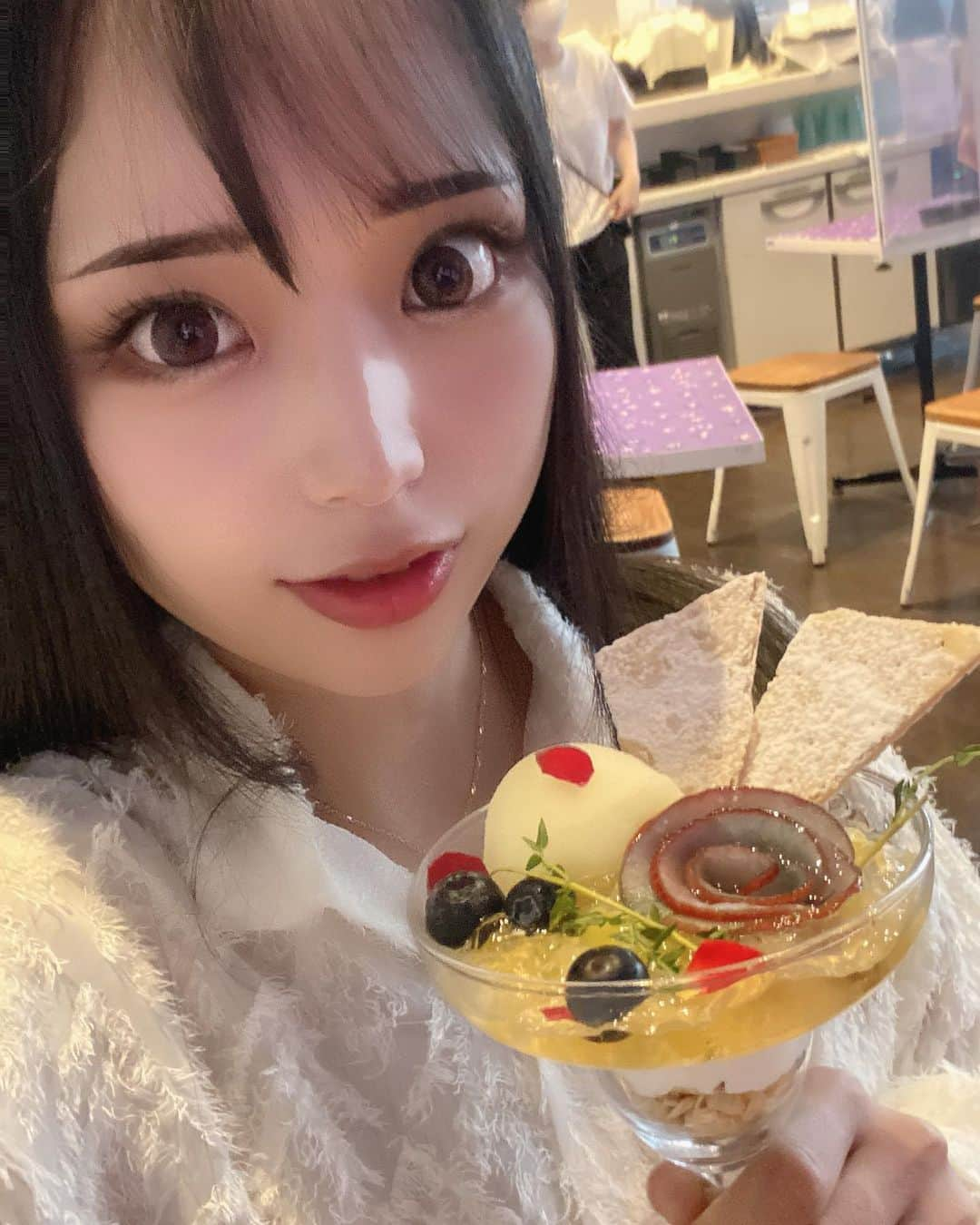 なつみさんのインスタグラム写真 - (なつみInstagram)「4月に行ったコナンカフェ🤿 キールコラボなかったので、とりあえず黒ずくめの カレー以外は写真映えを考えて注文した😂🍛 なんかもう、どこでも1人で自撮りできる勇者🥹🗡️ (内心恥ずかしくて震えてる🫨)  今回はホテルラウンジをイメージしたメニュー🍽️✨ ベルモットのパフェが1番美味しかった🥰🍸  1人でこんなに注文してる人、まず1人で来てる人すらいなかった🥹  #ライブ配信#ライバー#八重歯#宅建士#宅建#宅地建物取引士#不動産営業#イギリス留学#バセドウ病#吃音症#過敏性腸症候群#🧢なつみ👻🍊#ファッション誌モデル#コナンカフェ#ベルモットのアップルローズパフェ#黒ずくめのaptx4869カレー#gravesdisease#stuttering」6月3日 7時12分 - natsumipeanuts