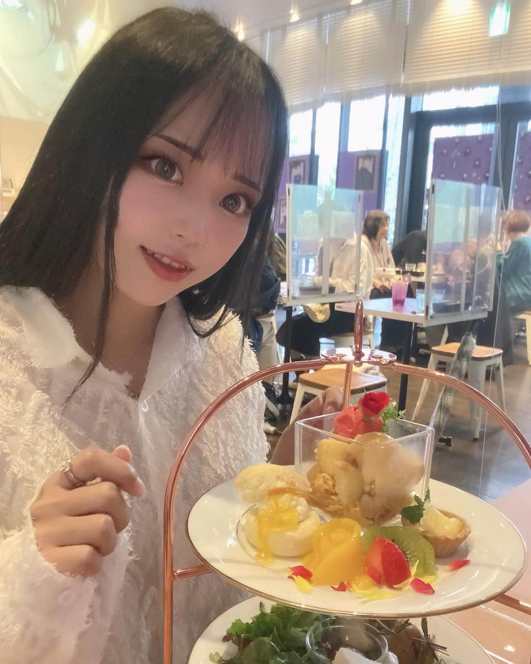 なつみさんのインスタグラム写真 - (なつみInstagram)「4月に行ったコナンカフェ🤿 キールコラボなかったので、とりあえず黒ずくめの カレー以外は写真映えを考えて注文した😂🍛 なんかもう、どこでも1人で自撮りできる勇者🥹🗡️ (内心恥ずかしくて震えてる🫨)  今回はホテルラウンジをイメージしたメニュー🍽️✨ ベルモットのパフェが1番美味しかった🥰🍸  1人でこんなに注文してる人、まず1人で来てる人すらいなかった🥹  #ライブ配信#ライバー#八重歯#宅建士#宅建#宅地建物取引士#不動産営業#イギリス留学#バセドウ病#吃音症#過敏性腸症候群#🧢なつみ👻🍊#ファッション誌モデル#コナンカフェ#ベルモットのアップルローズパフェ#黒ずくめのaptx4869カレー#gravesdisease#stuttering」6月3日 7時12分 - natsumipeanuts