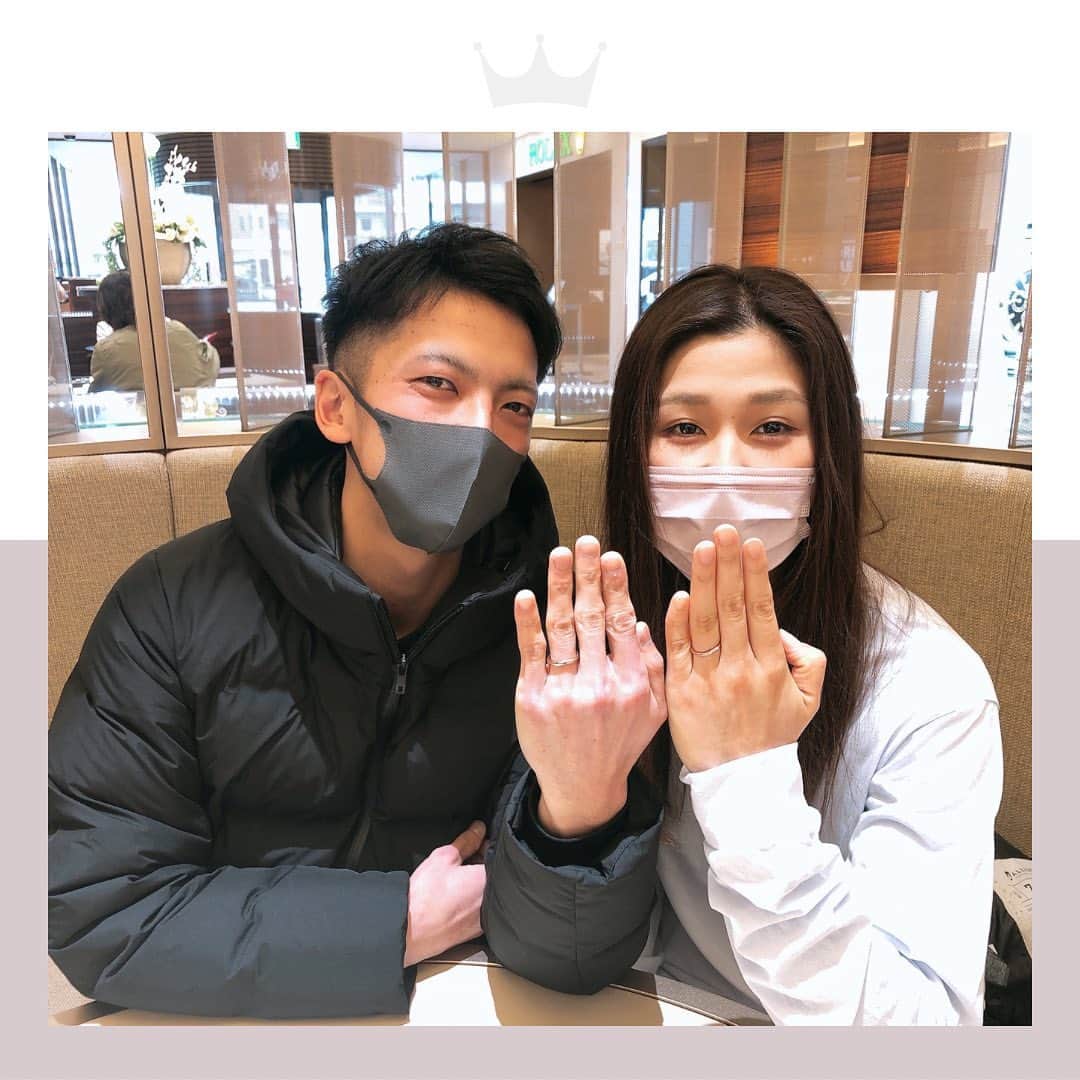 のインスタグラム：「————————————————  【お客様Photo💍】 ⁡ みなさまおはようございます😊 お客様のお写真を投稿させていただきます💓  ご結婚式終えられたばかりのお二人です✨🥰 ゴールドの色味を気に入って頂き、 同じ素材でペアでおつくりしました😘 お幸せに…💓  ジュエリーパリでは指輪を選ぶ時間も楽しんでいただきたいという想いからスタッフが一から丁寧にご案内し、お2人の大切な指輪選びのサポートをさせて頂きます☺️💍 ⁡ 詳しくはお電話、メールにてお気軽にお問い合わせくださいませ📩 皆様のお越しを心よりお待ちしております♪  ————————————————  #婚約指輪 #結婚指輪 #マリッジリング #エンゲージリング #ブライダルリング #結婚指輪福井 #結婚指輪人気 #ジュエリーパリ福井 #婚約指輪福井 #結婚指輪人気 #結婚指輪おすすめ #ブライダル指輪 #結婚指輪専門店 #婚約指輪おすすめ #婚約指輪専門店 #ring #marriage #bridal #wedding #結婚 #ウェディング #プレ花嫁 #ブライダル  #結婚式  #結婚式準備 #福井のいいところ #jewelryparis #ジュエリーパリ」