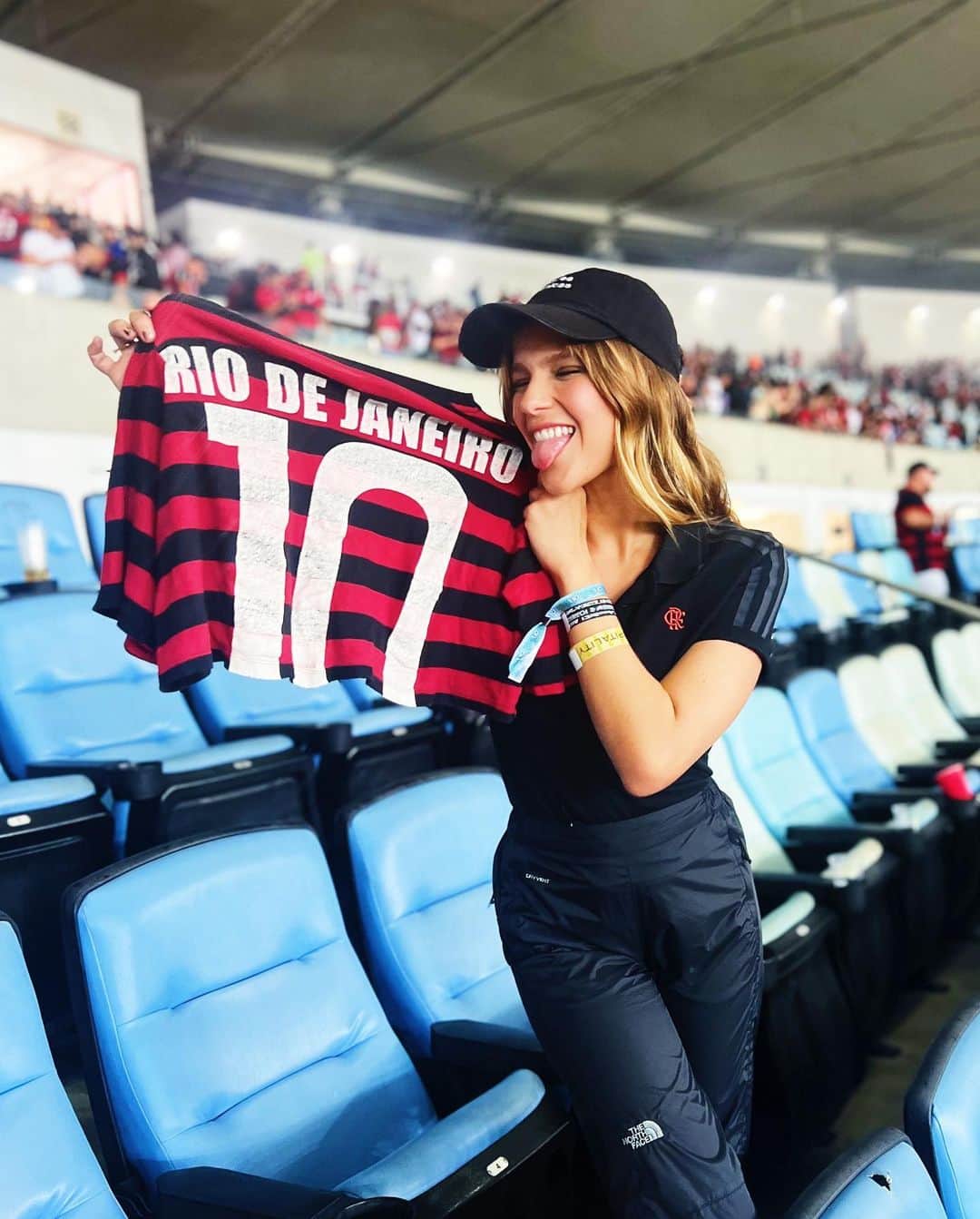 イザベラ・サントーニのインスタグラム：「Dump pra comemorar pois não tinha como ser diferente, né? Quem sabe a história dessa camisa da sorte? Não deu outraaa! ❤️🖤 #Fla」