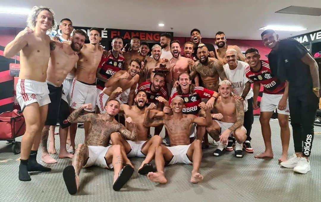 アルトゥーロ・ビダルのインスタグラム：「Familia @flamengo ❤️🖤🙏💪🏾👌」