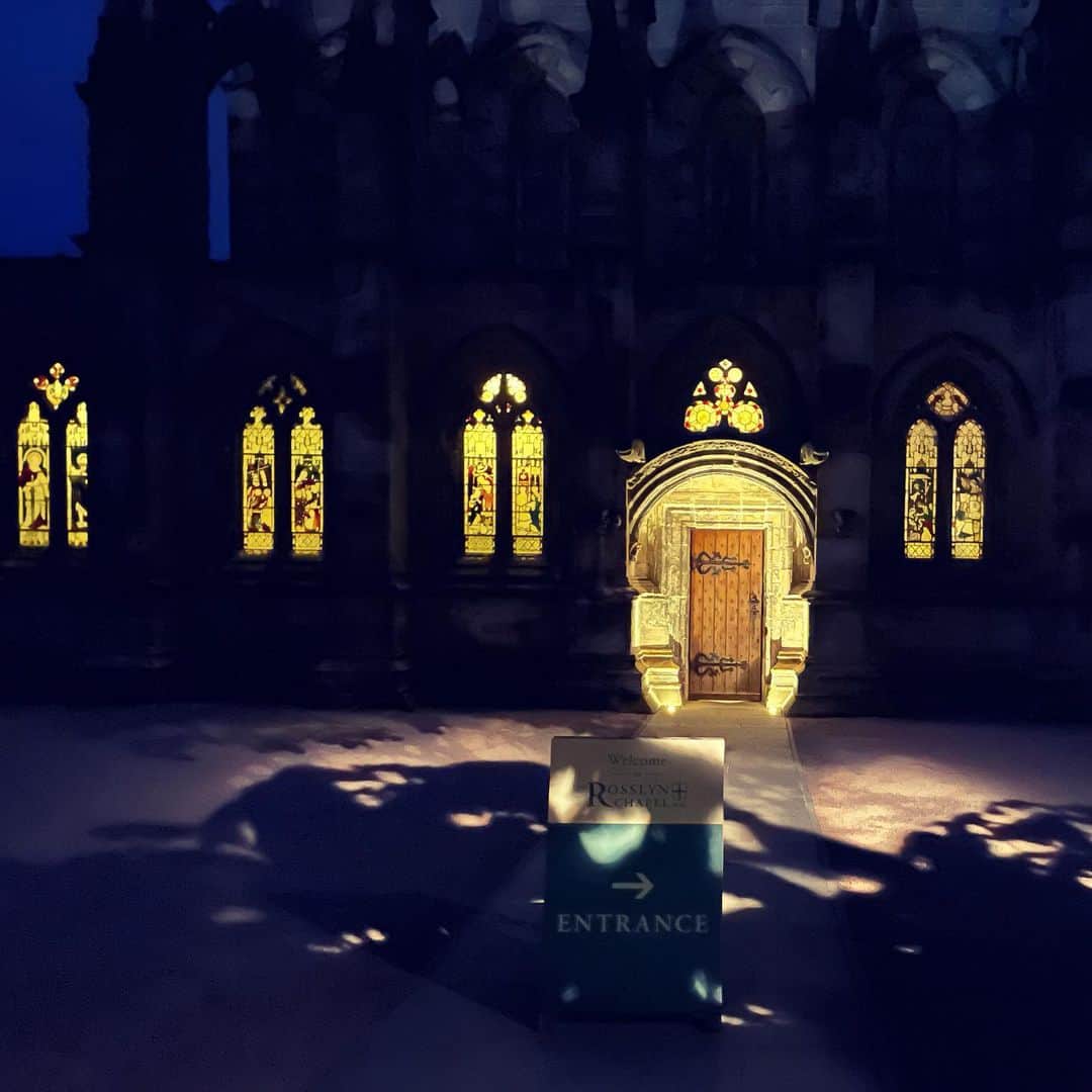 ヴィン・ディーゼルのインスタグラム：「Midnight at the Rosslyn Chapel In Edinburgh Scotland… Upon this hallowed ground, one word whispered in the pure Midlothian night’s breeze… Faith… 🙏🏽」