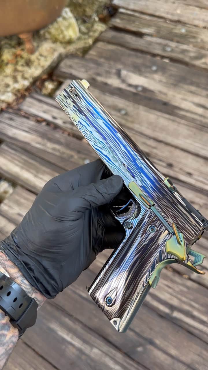 ウエストコーストチョッパーズのインスタグラム：「A plan finally comes together after 3 years.  I’m just blown away by this pistol.  It’s so beautiful.  I can’t even believe we made it.  The very first Full Damascus JJFU “GMX” in 45acp.  #jessejames」