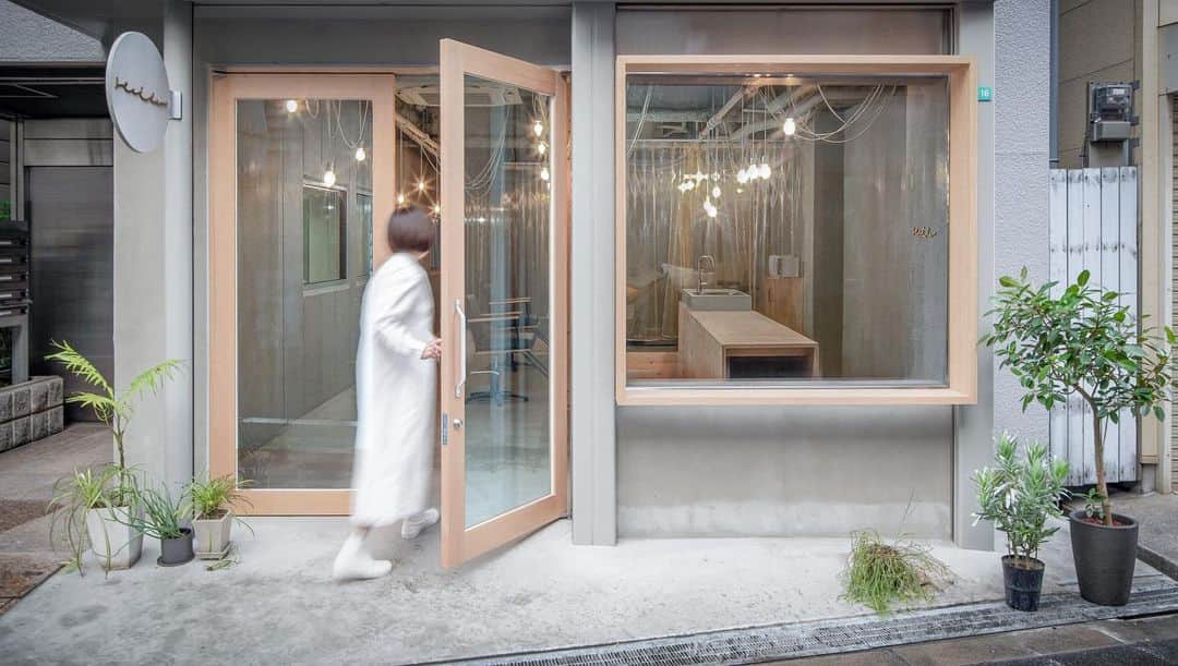 4E.okuwada architects officeのインスタグラム：「[ relile ]  ｜use：salon｜loc：Osaka ｜design：Takeshi Okuwada, Haruka Kawanishi ｜photo：keishiro yamada」
