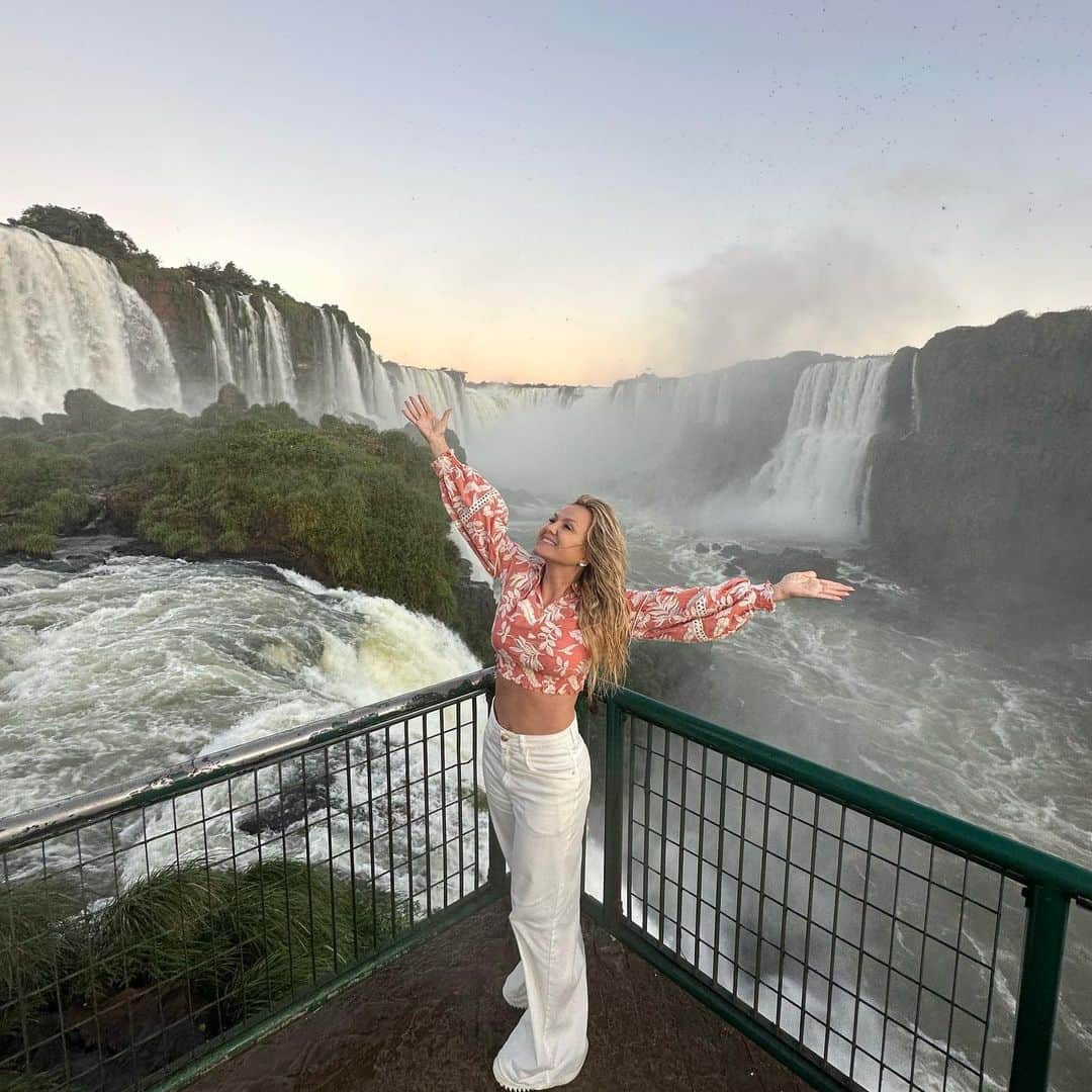 Eliana Michaelichin Bezerraのインスタグラム：「Depois de algumas semanas apreensiva pela saúde dos meus pais. Hoje pude agradecer neste lugar abençoado. Eles voltaram pra casa. Obrigada por tudo senhor🙏🏻 #obrigadadeus #vaificartudobem #brasil @visit.iguassu」