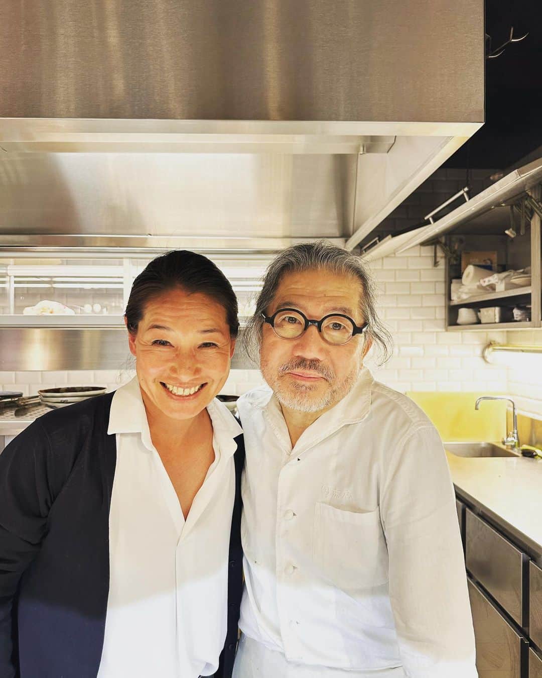 のインスタグラム：「Roland Garros2023 DAY6 夜は昨日は少し立ち寄っただけだったので、今日は夜ごはんを！ 焼き鳥に生まれ変わった新たな@kunitoraya_charbon  野本さんが作るお料理はパリにいることを忘れるくらい美味しく、見ても楽しめて、盛り付けやお皿など細かいところまで繊細さが行き届いているんです。 お食事をいただいたあとは今夜はキッチンの中へ入って野本さんと。 次はまた来年かなぁ！？  #伊達公子 #kimikodate  #テニス  #テニスプレイヤー #tennis  #tennisplayer #2023年6月2日 #day6 #rolandgarros #rolandgarros2023 #全仏オープンテニス #全仏オープンテニス2023 #paris #パリ #wowow #wowowテニス #wowowテニスアンバサダー  #kunitorayacharbon  #kunitoraya」