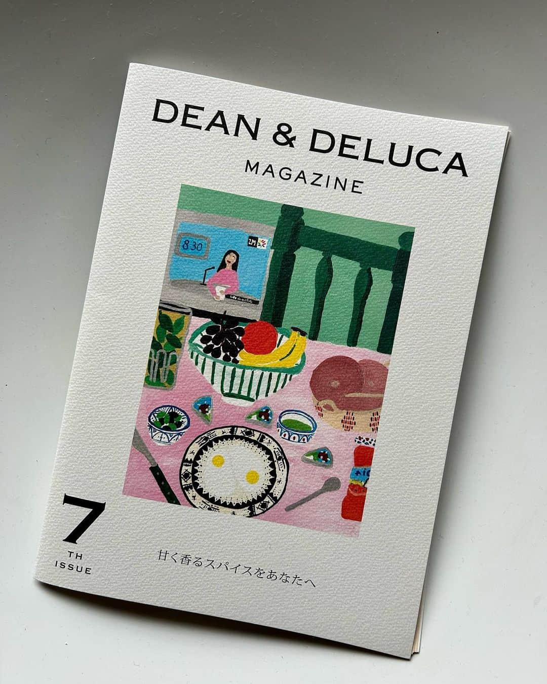 松浦弥太郎のインスタグラム：「お知らせです。甘く香るスパイスをあなたへ。DEAN&DELUCAマガジン7号がリリースされました。表紙カバーはモロッコ出身のイラストレーター、アナエル・ミリアム・チャイブさんの作品です。モロッコの食文化をポップに描くミリアムさんのイラストをお楽しみください。 ・ 巻頭特集はワタナベマキさんのスパイス料理とそのヒント。いつもの料理にスパイスを加えるとこんなにおいしくなる。ぜひお試しください。今号のコラムは、大人気mitsukojiジャムの小島友見さんにお話を伺いました。そのひと口でずっと笑顔。そんなジャム作りの思いをみなさんに読んでいただきたいです。エッセイはスープ作家の有賀薫さん。 ・ 取材記事はこちらのふたつ。三人の女性が営むブルックリンのGEOMETRY GARDENSというお花屋さんをご存知ですか。そして、長年、ニューヨークで日本人アーティストの紹介を続けるアリソンさんのご自宅をご紹介。 ・ DEAN&DELUCA各店、蔦屋書店にて、ぜひお手に取ってみてください。#松浦弥太郎 #deananddelucamagazine @mitsukoji_jam @anaellemyriamchaaib #ワタナベマキ #有賀薫 #20周年」