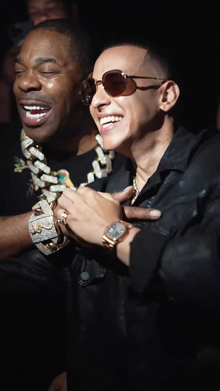 ダディー・ヤンキーのインスタグラム：「Hace tiempo no salía pal club y anoche la pasé bien con gente buena. La vibra de mi nueva canción BEACHY se sintió a otro nivel y de manera orgánica, así es como fluye la música. Mucho respeto a todos los que compartimos anoche. @jquiles @djadoni @bustarhymes @dimeloflow @blessd @bkmusica @subeloneo @izaak @jorkanpa Estos últimos 6 meses me los voy a disfrutar a otro level🥳🥳 Acompáñenme en el proceso. Los amo! ❤️‍🔥❤️‍🔥  BEACHY🥥 BEACHY⛱️ BEACHY🌞」