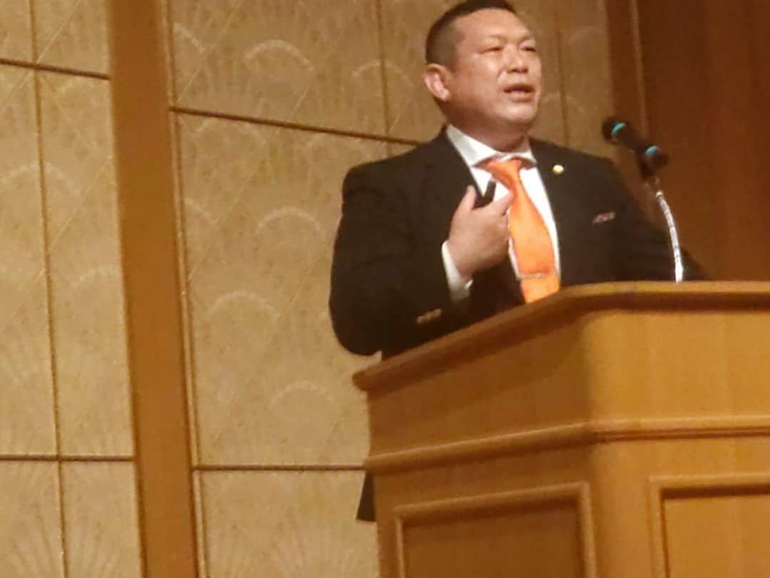 小路晃のインスタグラム：「【経営計画発表会】 北陸の経済界、建設業界を リードする総合商社、 株式会社アリタ様、アリタグループ様の 総会にて基調講演をさせて頂きました。  創業150年の歴史を引き継ぐ在田社長の揺るぎない情熱、熱量、責任。 「顧客を第一に考える正直な経営方針」「従業員を大切に考える社風」「未来を創造するチャレンジ精神」 大変勉強させて頂きました。 希望の光を感じました。 在田社長、ありがとうございました。 押忍」