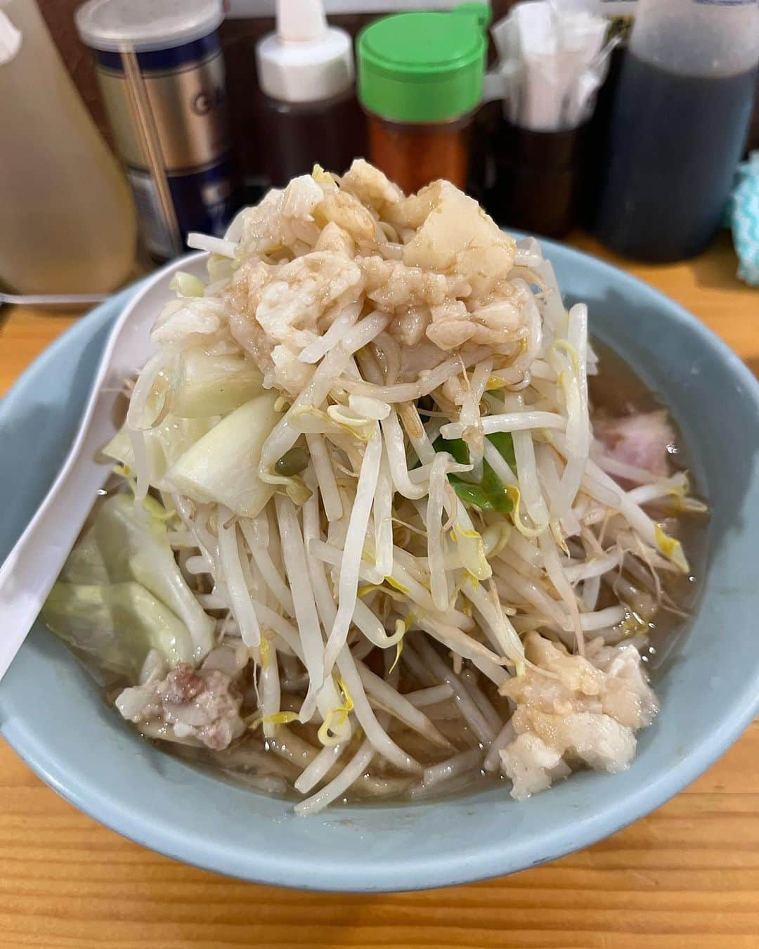 長崎峻侑さんのインスタグラム写真 - (長崎峻侑Instagram)「一見野菜と多少のアブラしか見えてないのでヘルシーだと思いますが、そうでもなさそうです。危うくスープまで完飲するとこでした😧 #慶次郎　#ラーメン　#板橋本町　#野菜増し　#ヘルシー　#10年ぶり」6月3日 13時49分 - shunsukenagasaki